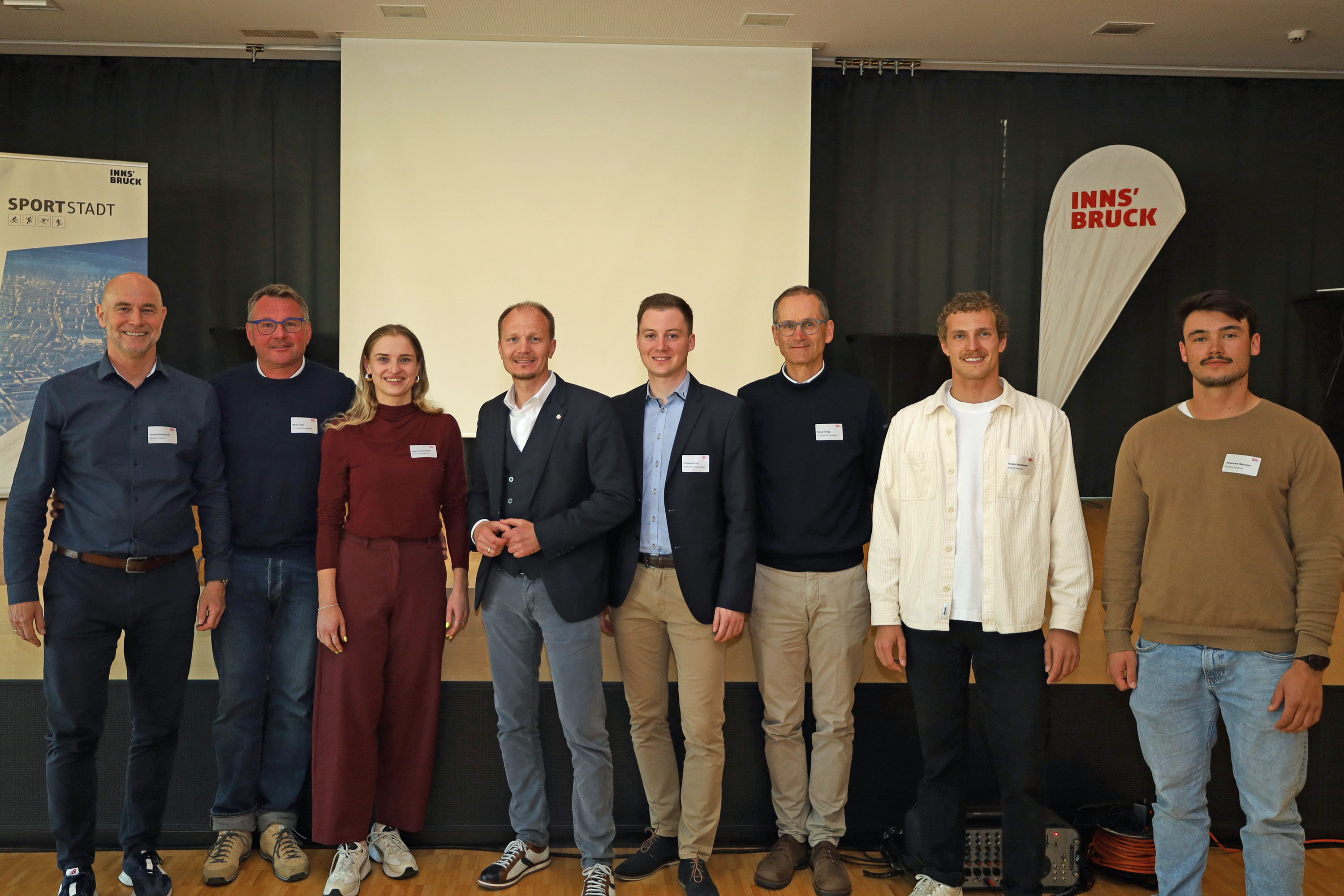 Beim 2. Innsbrucker Sportdialog stand die Rolle der Sportvereine im Mittelpunkt (v. l.): Sportamtsleiter Romuald Niescher, Martin Eder (Obmann RV Innsbrucker Schwalben), Julia Schamanajew, Bürgermeister Johannes Anzengruber, Thomas Wicho, Klaus Dengg (Obmann-Stv. RV Innsbrucker Schwalben), Tassilo Berghamer und Johannes Mairoser (beide Sportamt).