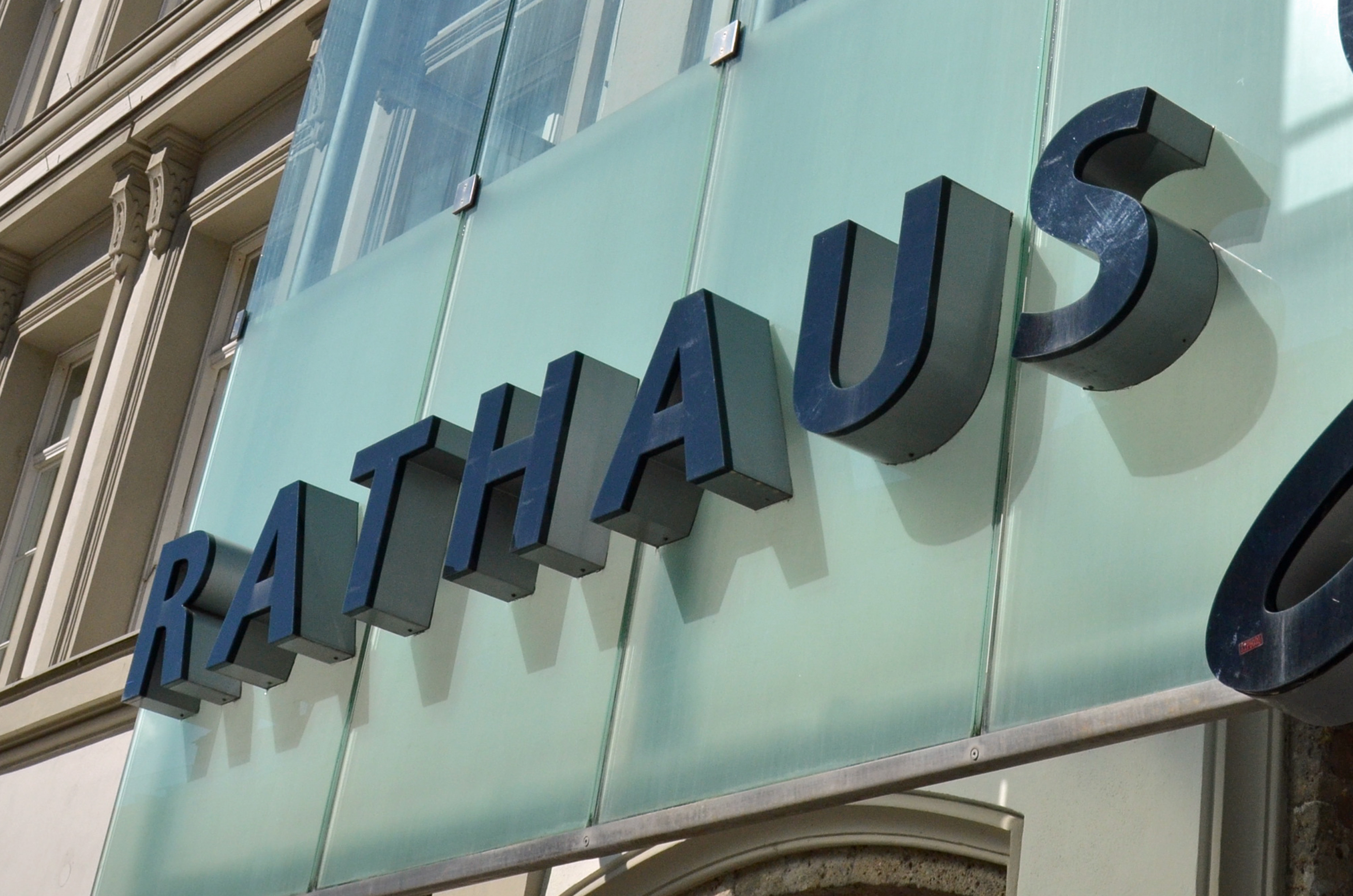 Die erstmalige Ausstellung der Jagdkarte erfolgt in der Regel bei jener Bezirksverwaltungsbehörde in deren Bereich die AntragstellerInnen ihren Hauptwohnsitz haben.