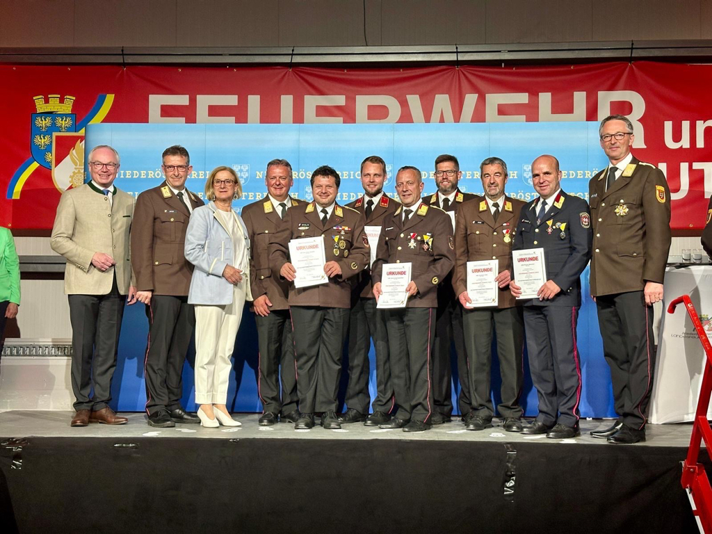 Landeshauptfrau Johanna Mikl-Leitner (3.v.l.) ehrte eine Delegation der Tiroler Feuerwehrleute, die im Vorjahr zahlreiche Einsätze im Zuge des Hochwassers in Niederösterreich absolvierten. Stellvertretend für die Berufsfeuerwehr Innsbruck nahm Offizier Marcus Wimmer (2.v.r.) den Dank des Landes Niederösterreich entgegen. Im September 2024 war insbesondere die Stadt Rust im Tullnerfeld (NÖ) stark von Hochwasser betroffen, im Zuge der Aufräumarbeiten waren Feuerwehrleute aus ganz Österreich im Einsatz.