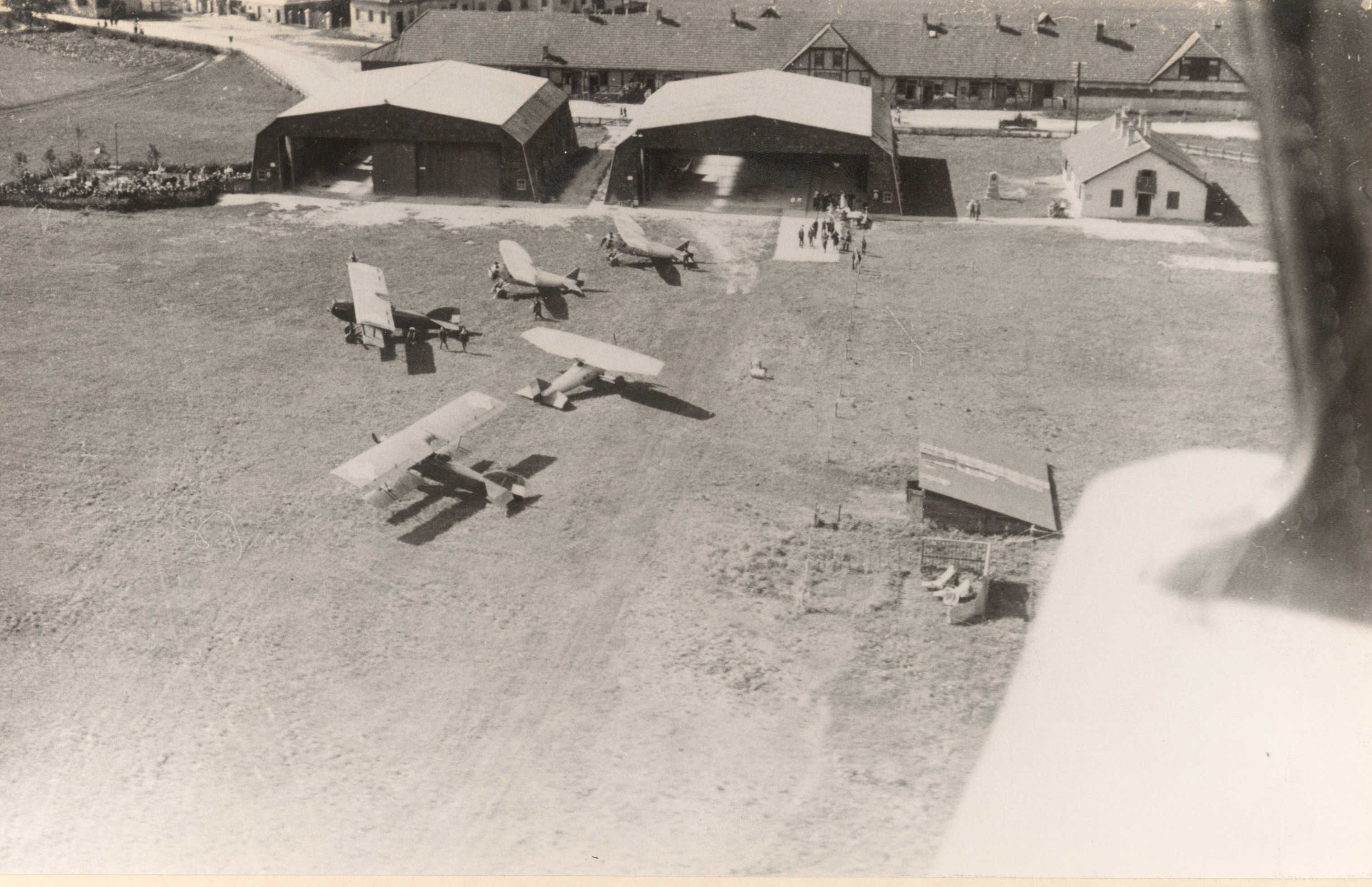 Tiefblick auf den alten Flughafen in der Reichenau (1927)