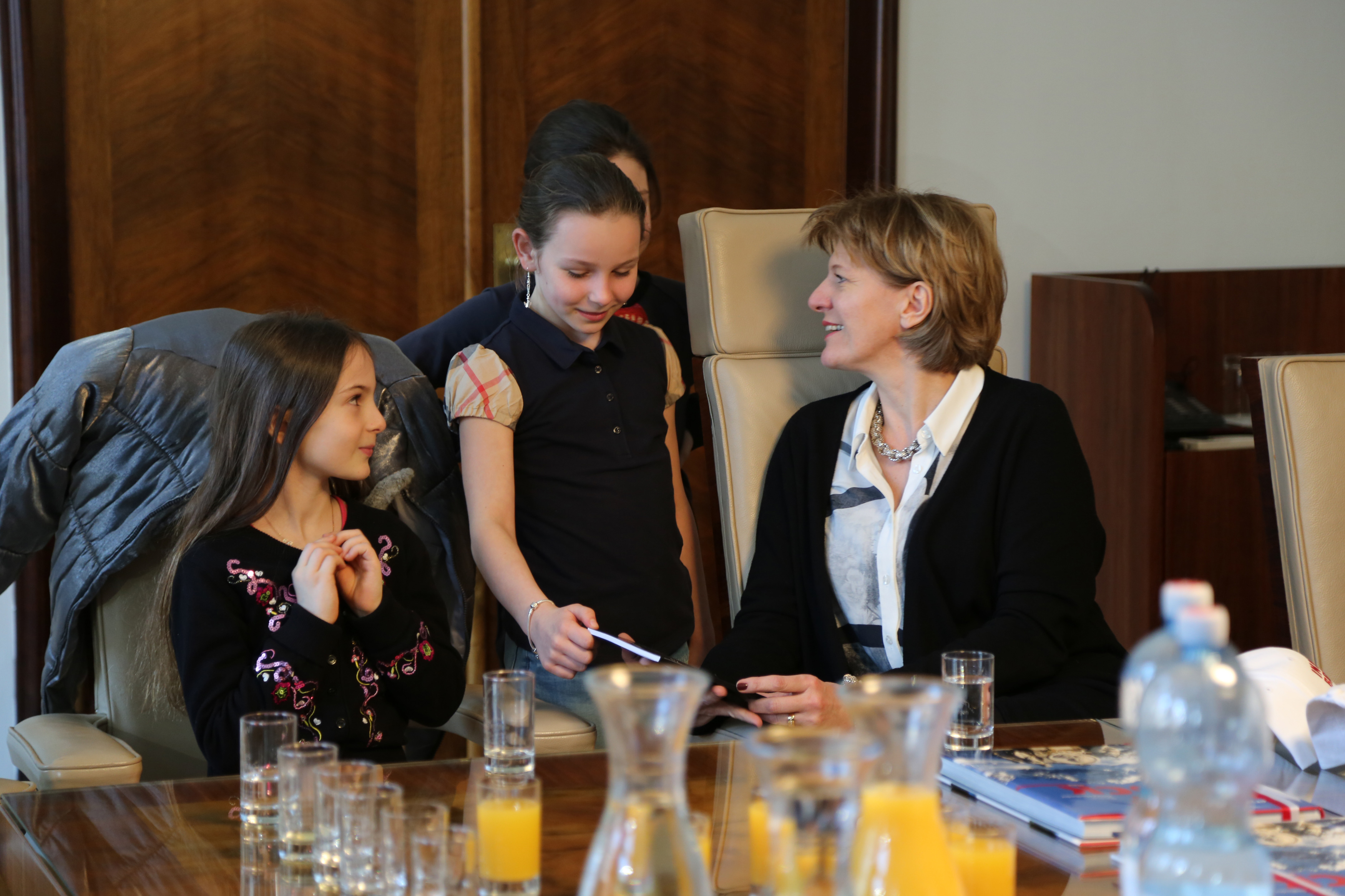Als Geschenk für Bürgermeisterin Christine Oppitz-Plörer übergaben die SchülerInnen ihr Buch "Das Tier auf dem Papier" mit Geschichten und Gedichten, die die Kinder selbst geschrieben haben.