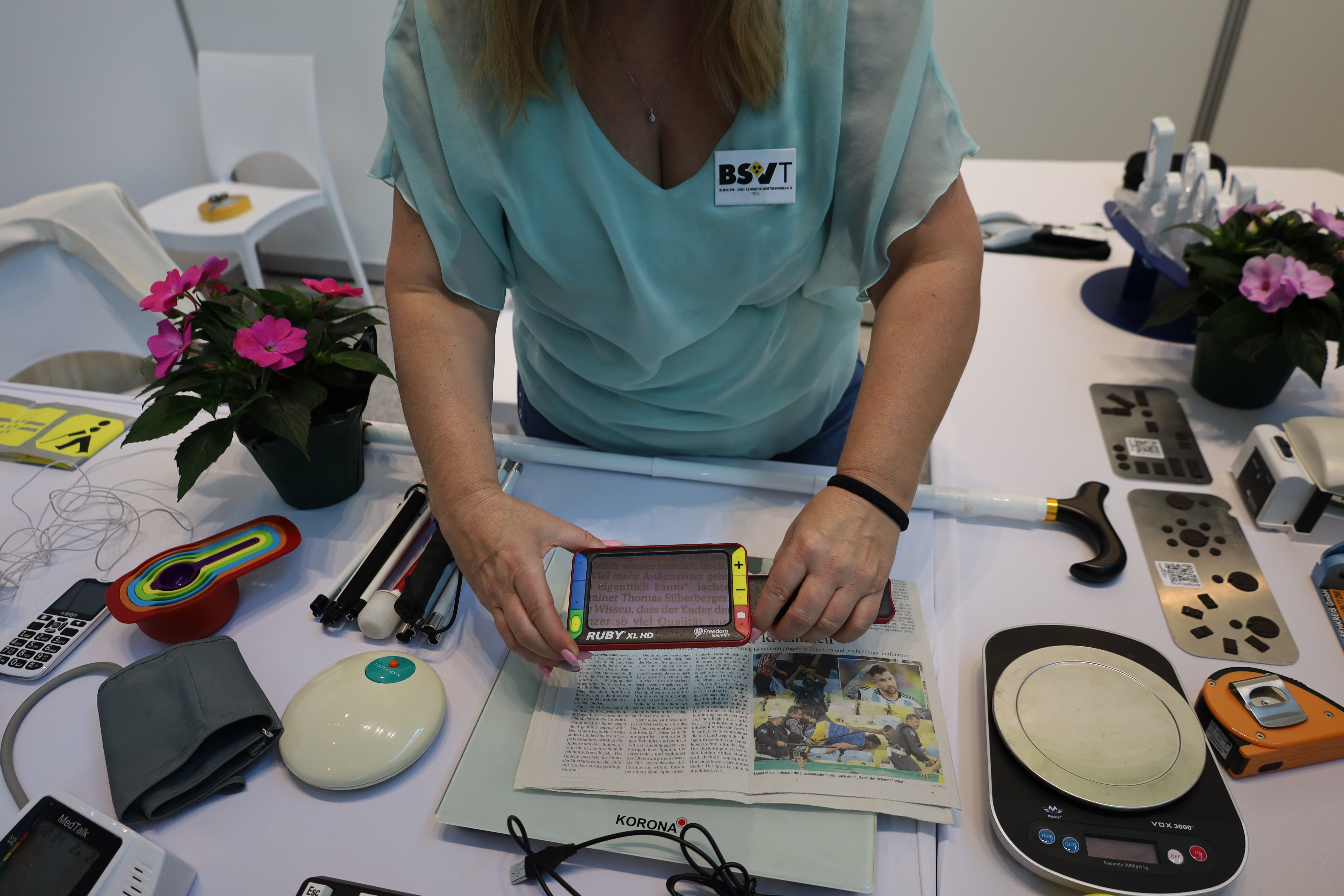 Der Blinden- und Sehbehindertenverband stellt an seinem Stand vor dem Bürgerservice nützliche Hilfen im Alltag vor.