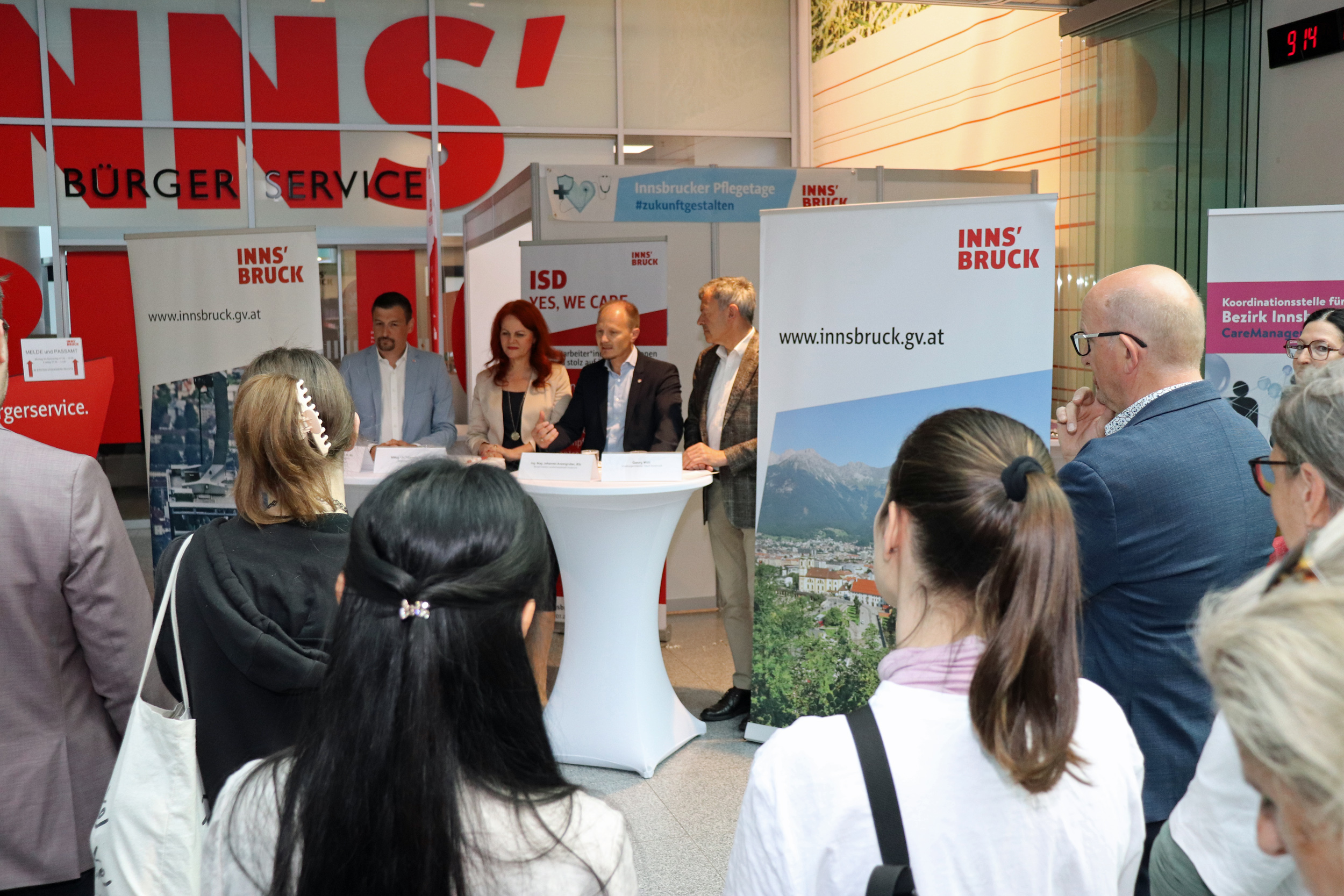 Pflegekoordinator Michael Urschitz, Landesrätin Cornelia Hagele, Bürgermeister Johannes Anzengruber und Vizebürgermeister Georg Willi (v.l.) eröffneten die 1. Innsbrucker Pflegetage in den RathausGalerien.