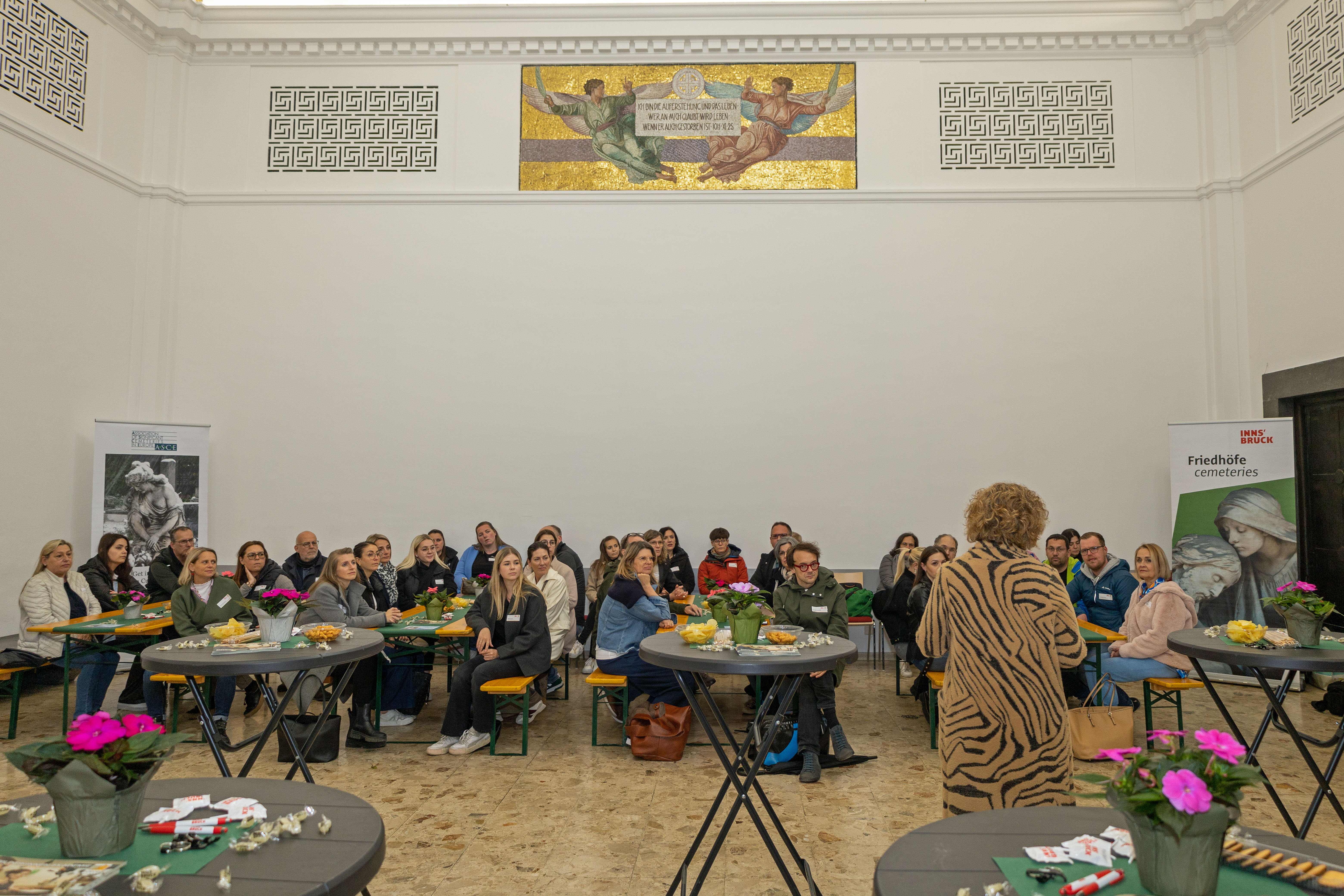 In zahlreichen Ämtern führt der Stadtmagistrat Innsbruck Lehrlinge an verschiedene Berufe heran. Dafür bedarf es kompetenter AusbilderInnen - die sich am Innsbrucker Westfriedhof mit ihren KollegInnen zum heuer zweiten Stammtisch des Ausbilderforums Tirol, einer Initiative von Land Tirol, Arbeiterkammer, Wirtschaftskammer und ÖGB, zusammenfanden. Dort wurden die TeilnehmerInnen von Magistratsdirektorin Gabriele Herlitschka begrüßt, bevor sie Referent Alexander Legniti (Friedhöfe) auf eine Reise durch den Westfriedhof mitnahm, die sich insbesondere “Kunst, Natur, Leit‘ und G’schichten” widmete. Im Anschluss hielt die städtische Lehrlingsbeauftragte Sabine Floßmann einen Impulsvortrag zur Lehrlingsausbildung im Innsbrucker Magistrat.