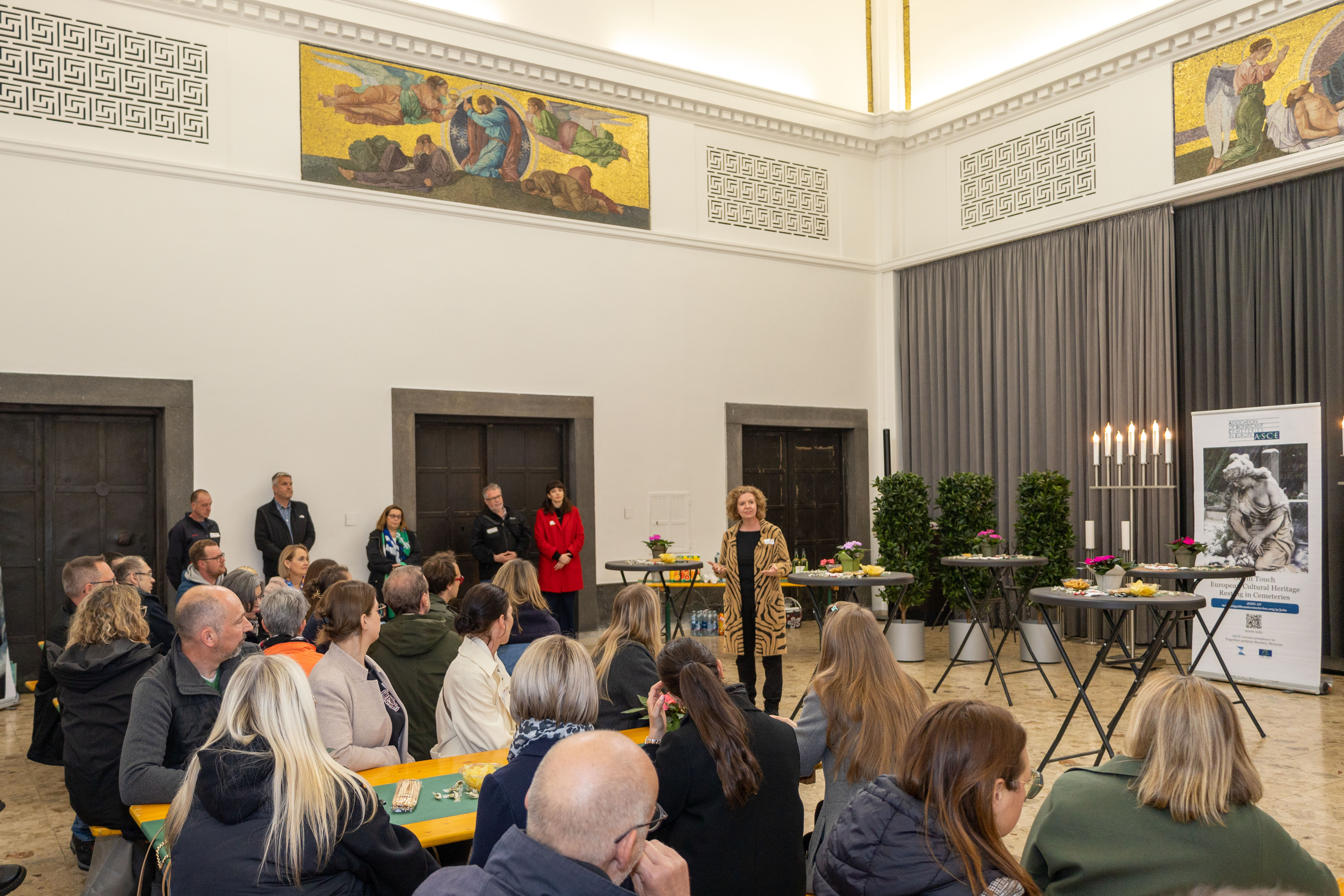 In zahlreichen Ämtern führt der Stadtmagistrat Innsbruck Lehrlinge an verschiedene Berufe heran. Dafür bedarf es kompetenter AusbilderInnen - die sich am Innsbrucker Westfriedhof mit ihren KollegInnen zum heuer zweiten Stammtisch des Ausbilderforums Tirol, einer Initiative von Land Tirol, Arbeiterkammer, Wirtschaftskammer und ÖGB, zusammenfanden. Dort wurden die TeilnehmerInnen von Magistratsdirektorin Gabriele Herlitschka begrüßt, bevor sie Referent Alexander Legniti (Friedhöfe) auf eine Reise durch den Westfriedhof mitnahm, die sich insbesondere “Kunst, Natur, Leit‘ und G’schichten” widmete. Im Anschluss hielt die städtische Lehrlingsbeauftragte Sabine Floßmann einen Impulsvortrag zur Lehrlingsausbildung im Innsbrucker Magistrat.