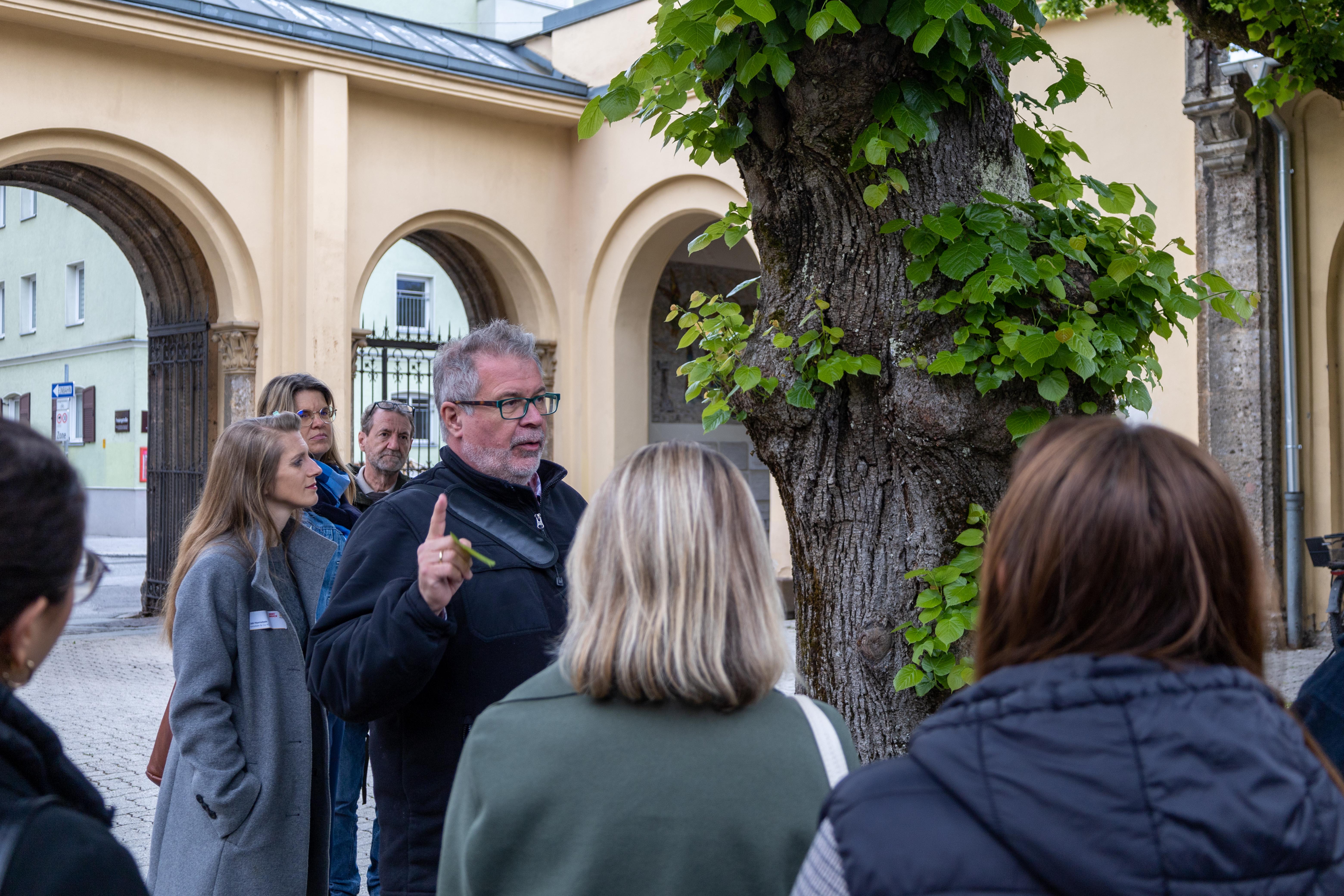 In zahlreichen Ämtern führt der Stadtmagistrat Innsbruck Lehrlinge an verschiedene Berufe heran. Dafür bedarf es kompetenter AusbilderInnen - die sich am Innsbrucker Westfriedhof mit ihren KollegInnen zum heuer zweiten Stammtisch des Ausbilderforums Tirol, einer Initiative von Land Tirol, Arbeiterkammer, Wirtschaftskammer und ÖGB, zusammenfanden. Dort wurden die TeilnehmerInnen von Magistratsdirektorin Gabriele Herlitschka begrüßt, bevor sie Referent Alexander Legniti (Friedhöfe) auf eine Reise durch den Westfriedhof mitnahm, die sich insbesondere “Kunst, Natur, Leit‘ und G’schichten” widmete. Im Anschluss hielt die städtische Lehrlingsbeauftragte Sabine Floßmann einen Impulsvortrag zur Lehrlingsausbildung im Innsbrucker Magistrat.