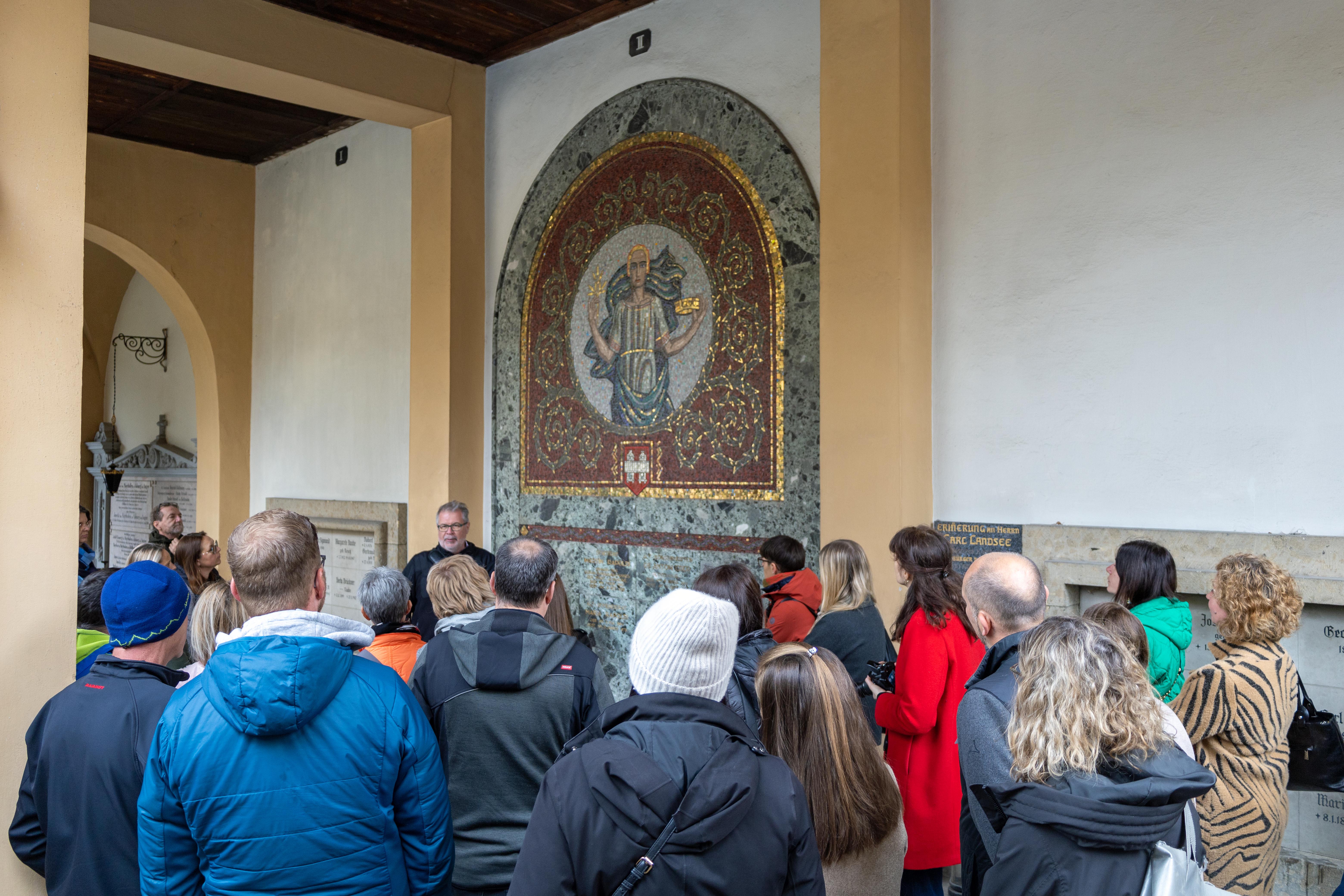 In zahlreichen Ämtern führt der Stadtmagistrat Innsbruck Lehrlinge an verschiedene Berufe heran. Dafür bedarf es kompetenter AusbilderInnen - die sich am Innsbrucker Westfriedhof mit ihren KollegInnen zum heuer zweiten Stammtisch des Ausbilderforums Tirol, einer Initiative von Land Tirol, Arbeiterkammer, Wirtschaftskammer und ÖGB, zusammenfanden. Dort wurden die TeilnehmerInnen von Magistratsdirektorin Gabriele Herlitschka begrüßt, bevor sie Referent Alexander Legniti (Friedhöfe) auf eine Reise durch den Westfriedhof mitnahm, die sich insbesondere “Kunst, Natur, Leit‘ und G’schichten” widmete. Im Anschluss hielt die städtische Lehrlingsbeauftragte Sabine Floßmann einen Impulsvortrag zur Lehrlingsausbildung im Innsbrucker Magistrat.