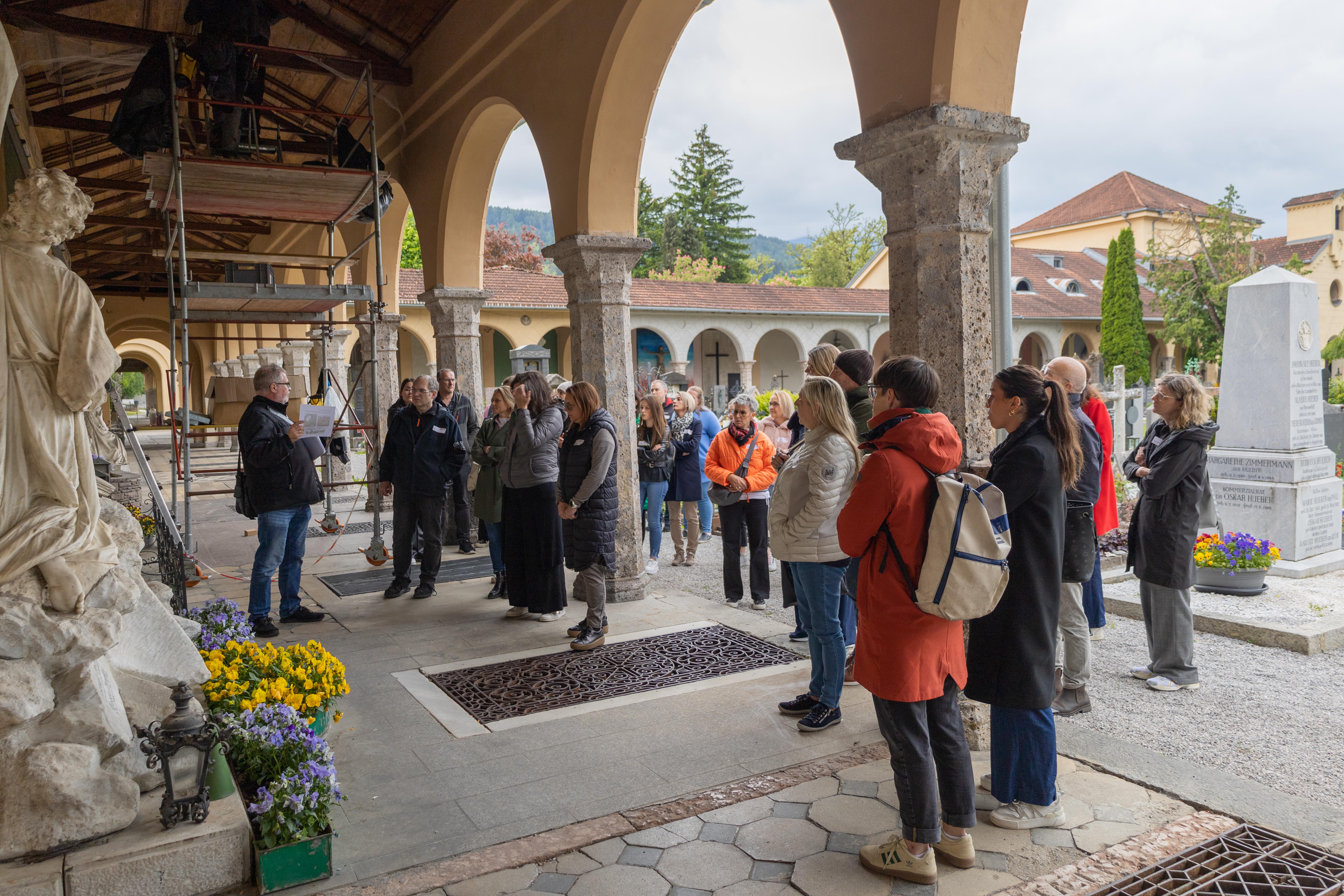 In zahlreichen Ämtern führt der Stadtmagistrat Innsbruck Lehrlinge an verschiedene Berufe heran. Dafür bedarf es kompetenter AusbilderInnen - die sich am Innsbrucker Westfriedhof mit ihren KollegInnen zum heuer zweiten Stammtisch des Ausbilderforums Tirol, einer Initiative von Land Tirol, Arbeiterkammer, Wirtschaftskammer und ÖGB, zusammenfanden. Dort wurden die TeilnehmerInnen von Magistratsdirektorin Gabriele Herlitschka begrüßt, bevor sie Referent Alexander Legniti (Friedhöfe) auf eine Reise durch den Westfriedhof mitnahm, die sich insbesondere “Kunst, Natur, Leit‘ und G’schichten” widmete. Im Anschluss hielt die städtische Lehrlingsbeauftragte Sabine Floßmann einen Impulsvortrag zur Lehrlingsausbildung im Innsbrucker Magistrat.