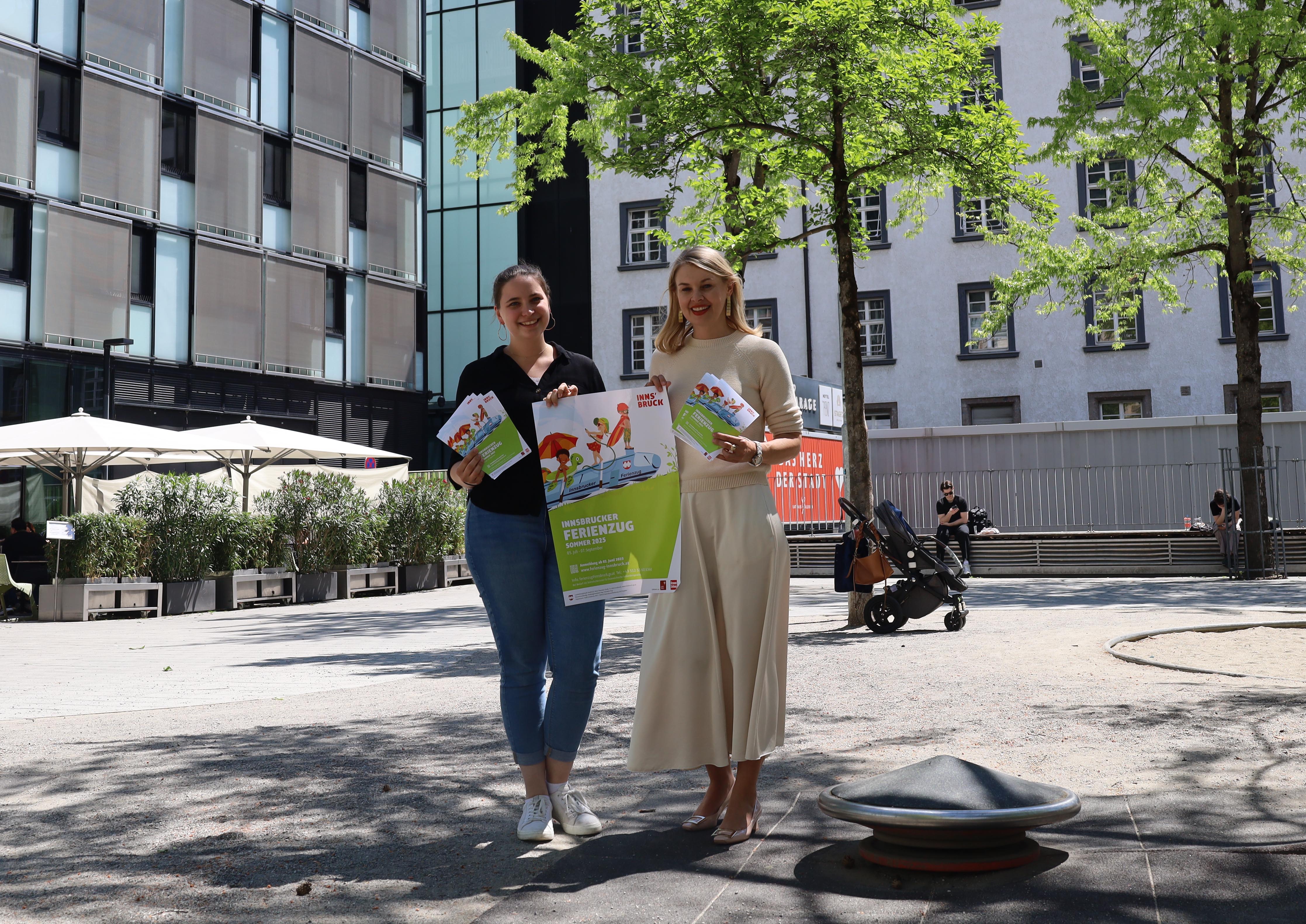 Der Sommer-Fahrplan für Kinder von vier bis 14 Jahren ist ab sofort online: Vizebürgermeisterin Elisabeth Mayr und Eva Pichler (Referat Generationenförderung und Projekte, li.) präsentierten das Programm.