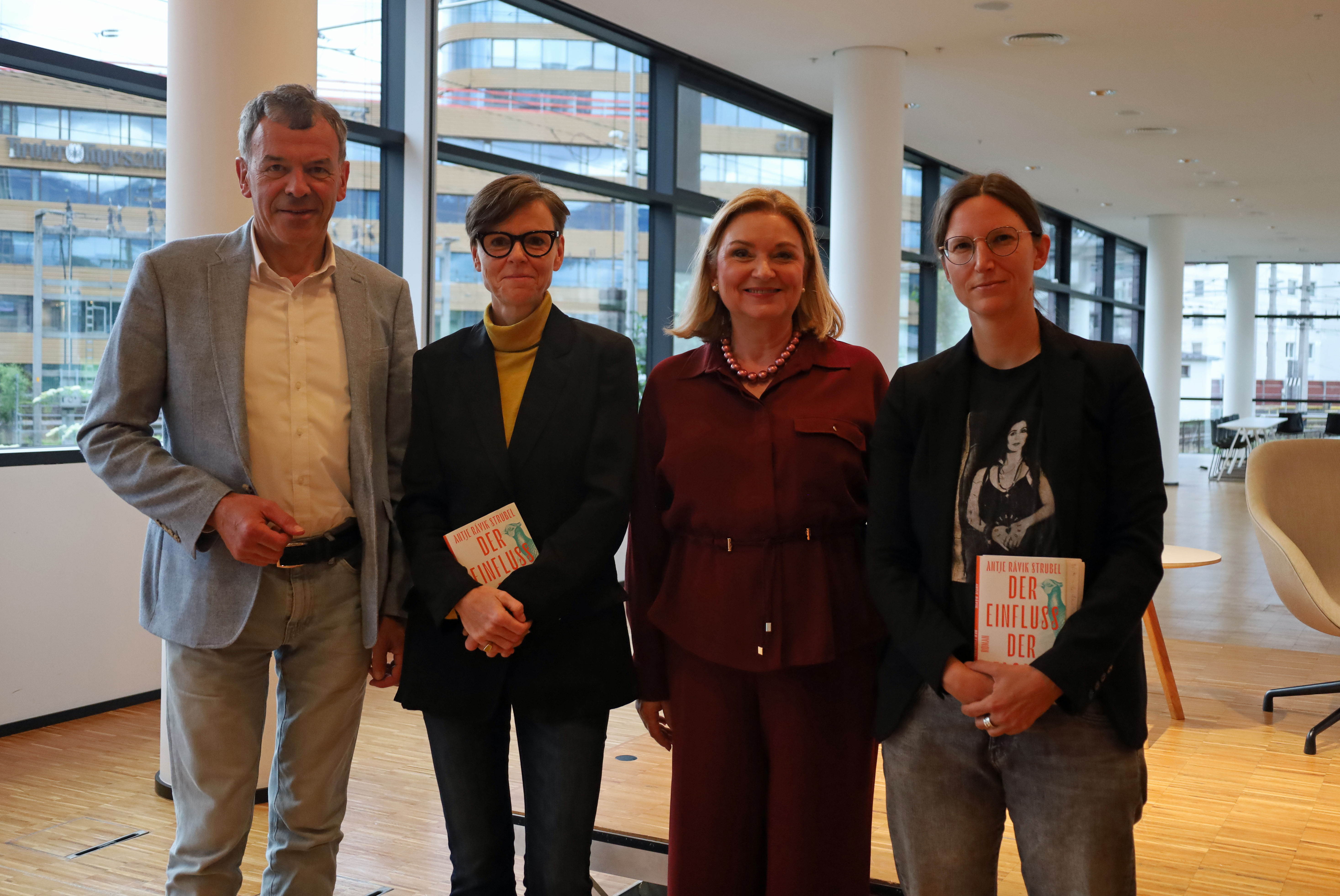 Die Autorin Antje Rávik Strubel (2. v.l.) war im Mai als Stadtschreiberin zu Gast in Innsbruck - am 26. Mai in der Stadtbibliothek. Im Bild mit (v.l.) Vizebürgermeister Georg Willi, Elisabeth de Felip-Jaud (Studiendekanin Philologisch-Kulturwissenschaftliche Fakultät) und Veronika Schuchter (Institut für Germanistik).