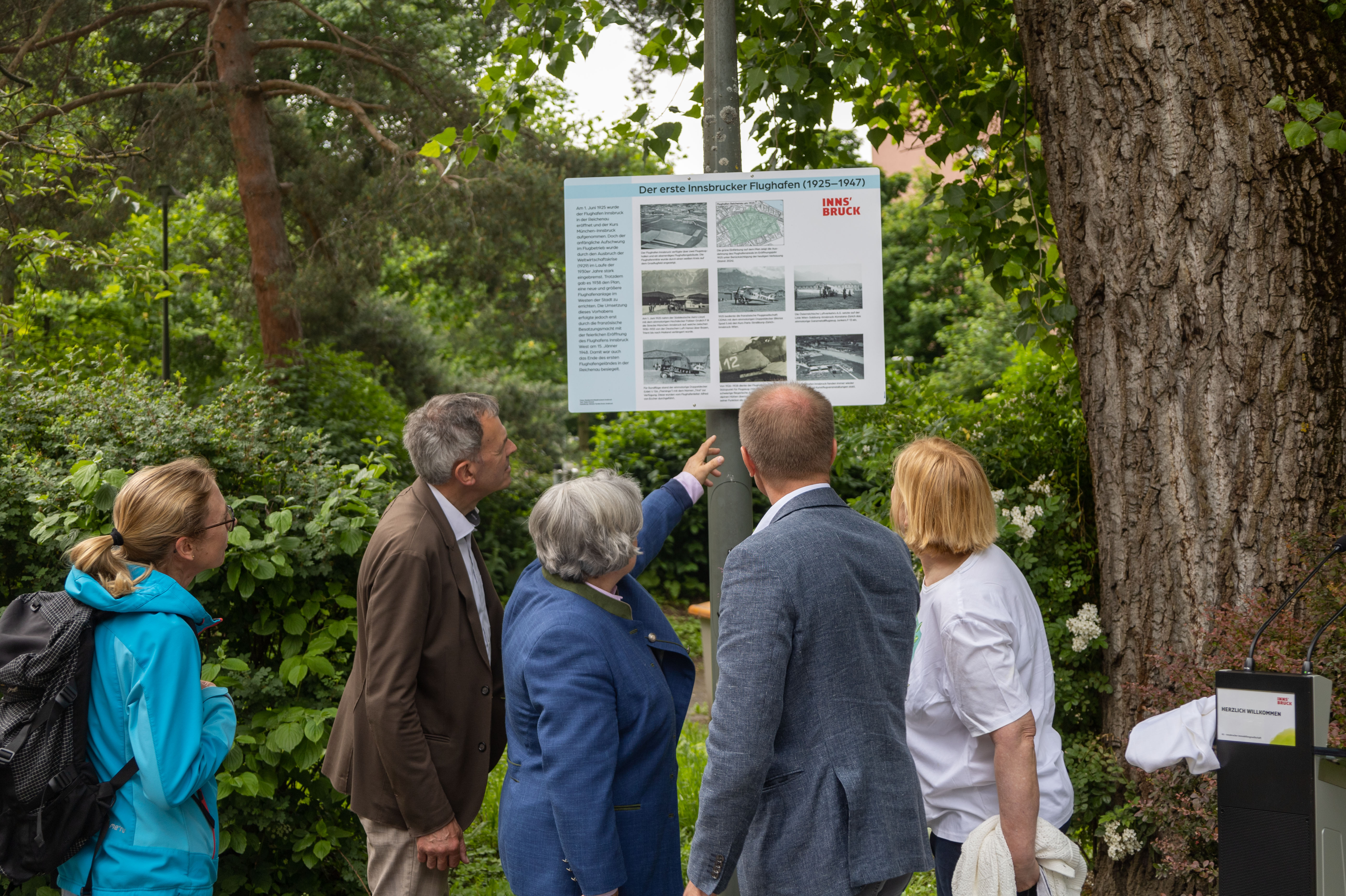 Die neue Schautafel zeigt die Geschichte des Flughafens Reichenau.