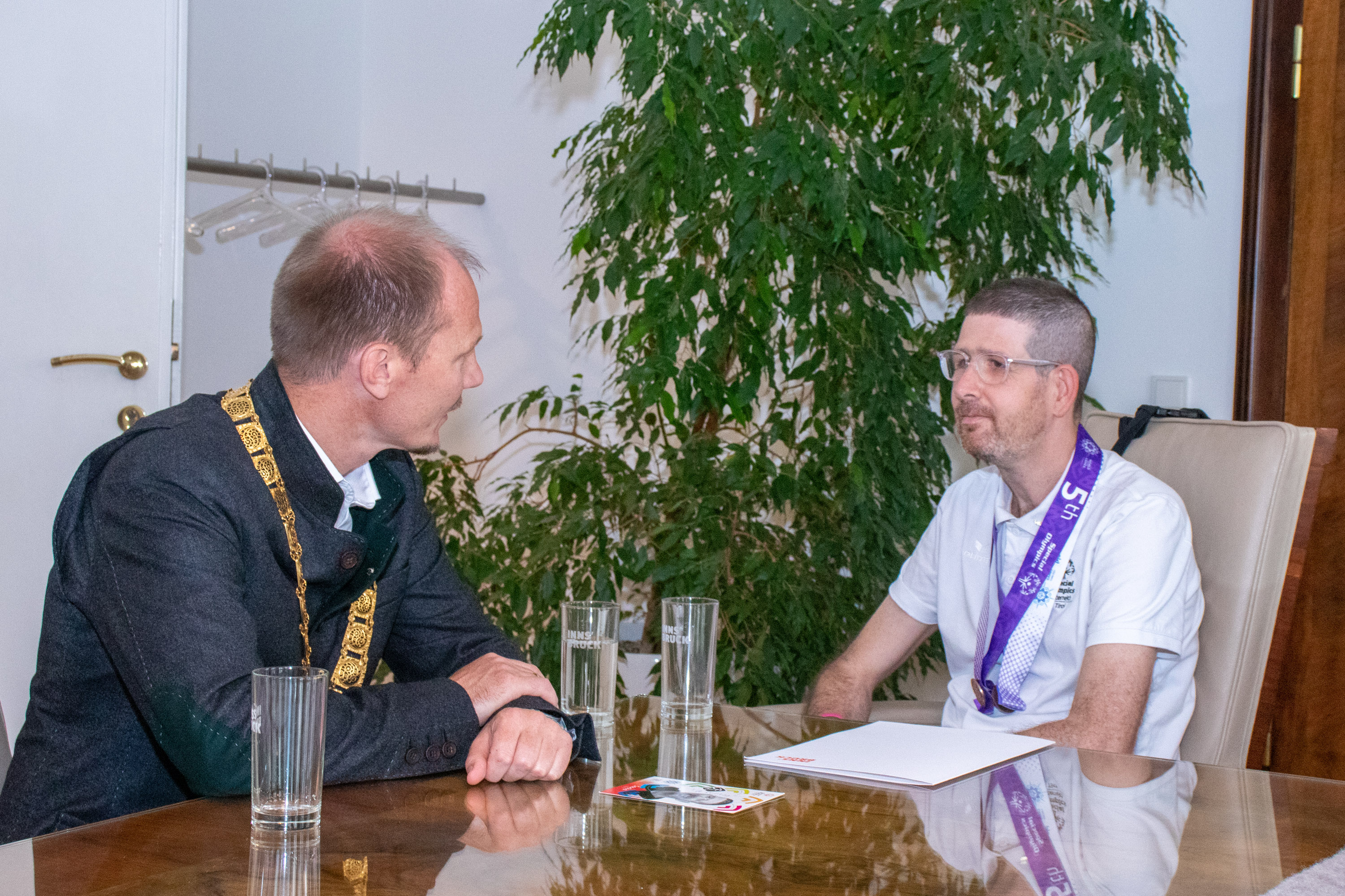 Der 45-jährige Innsbrucker nutzte die Gelegenheit, sich mit dem Stadtoberhaupt auszutauschen – etwa über die weiteren sportlichen Ziele.