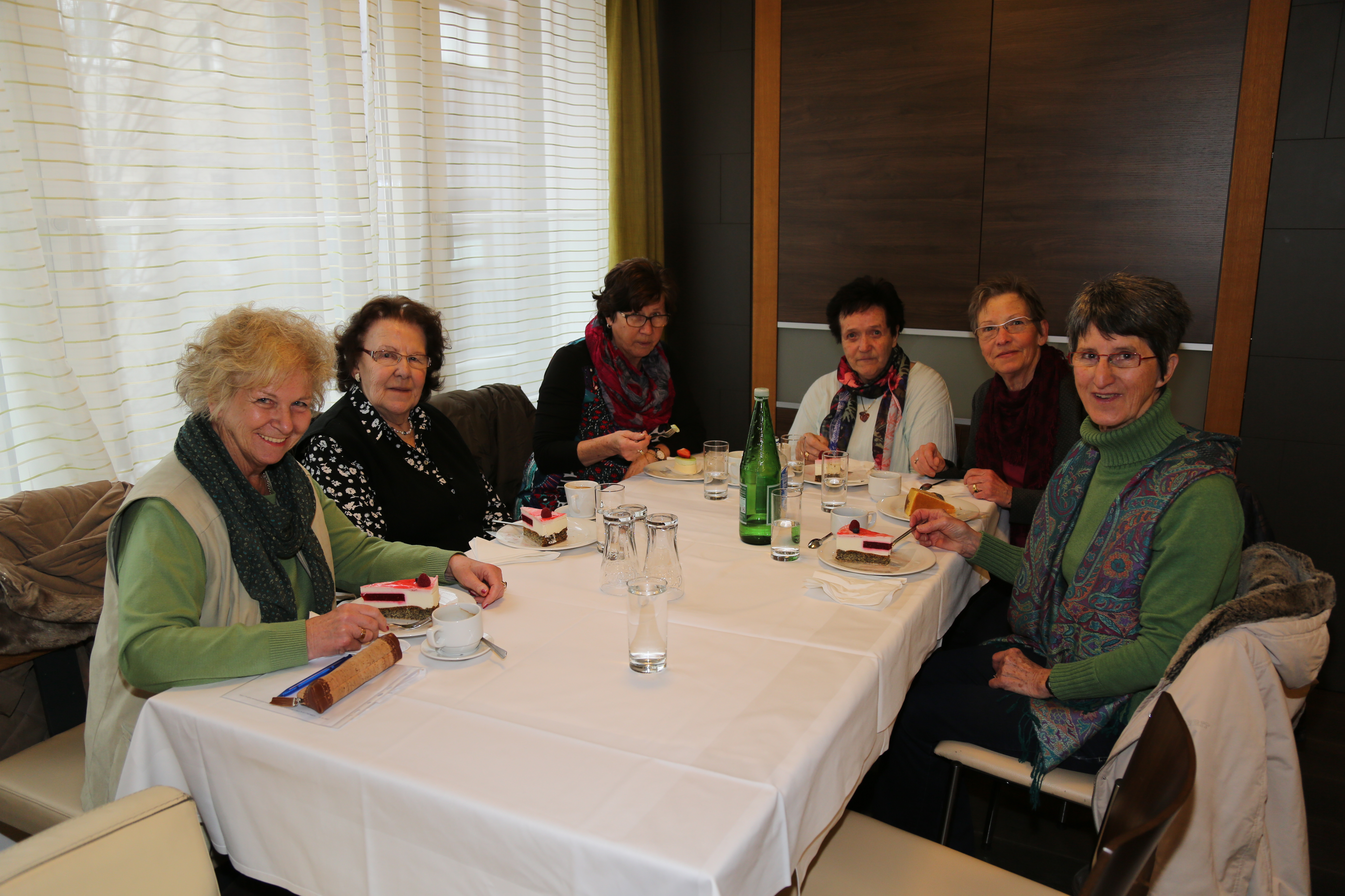 In der Kantine der Berufsfeuerwehr Innsbruck tragen sich die 42 ehrenamtlich tätigen LeiterInnen der SeniorInnenstuben.
