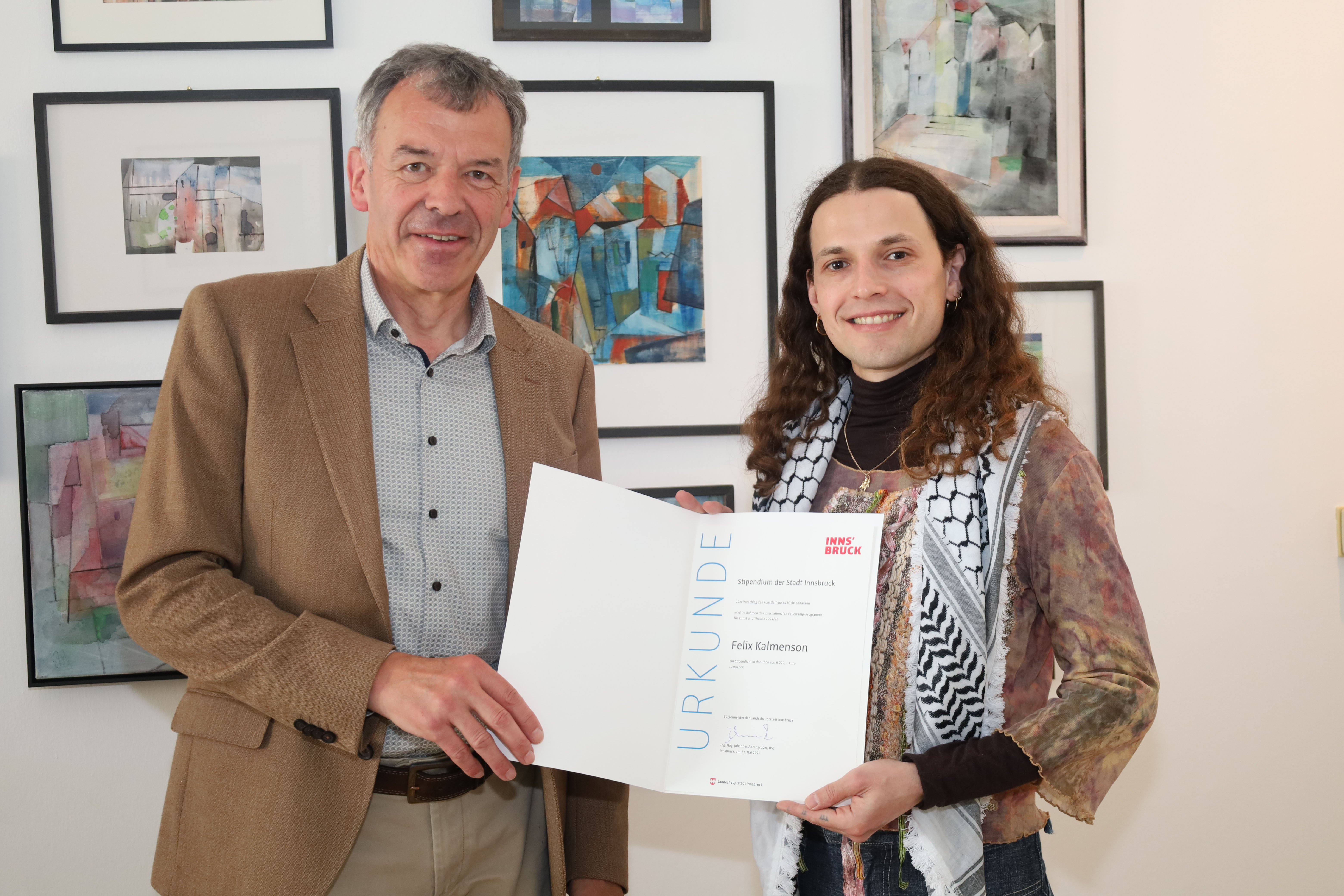 Innsbrucks Büchsenhausen-Fellow 2025 Felix Kalmenson mit Vizebürgermeister Georg Willi.