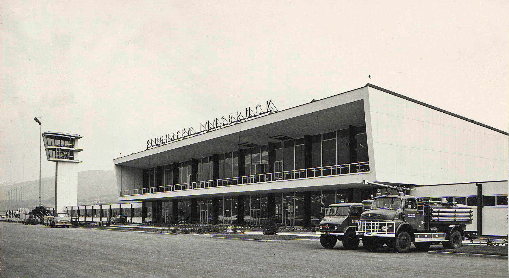 Vor sechzig Jahren (24. April 1965) wurde die neue Südanlage unter dem Namen Flughafen Innsbruck (Piste: 2.000 m/Terminal mit Flugsicherungstrakt/Tower) in Betrieb genommen.