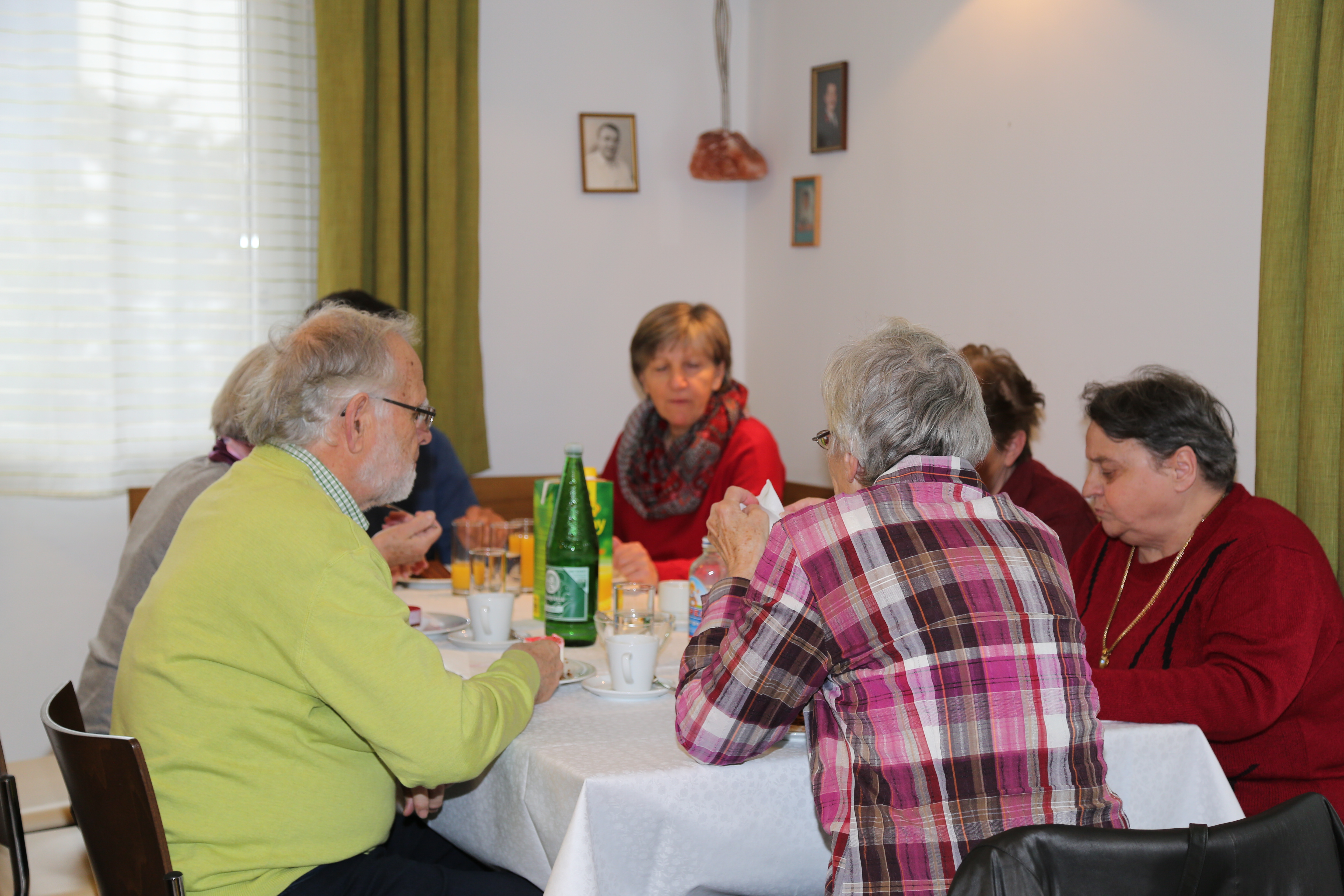 Bei Kaffee und Kuchen lässt es sich ganz hervorragend diskutieren und Erfahrungen austauschen.