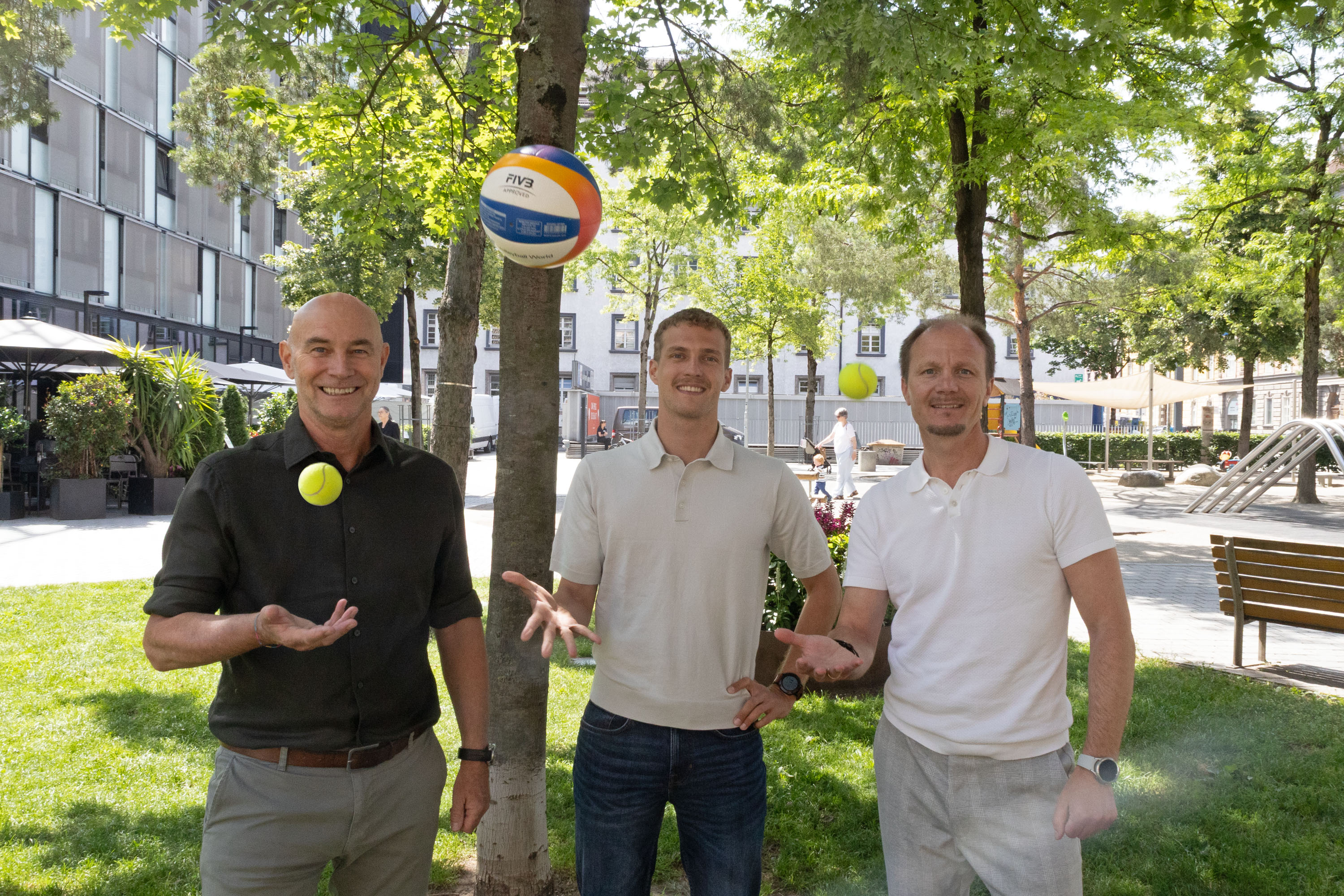 Ballwechsel im städtischen Sportamt: Der designierte Sportamtsleiter Tassilo Berghamer mit Bürgermeister Johannes Anzengruber (r.) und dem scheidenden Sportamtsleiter Romuald Niescher (l.).