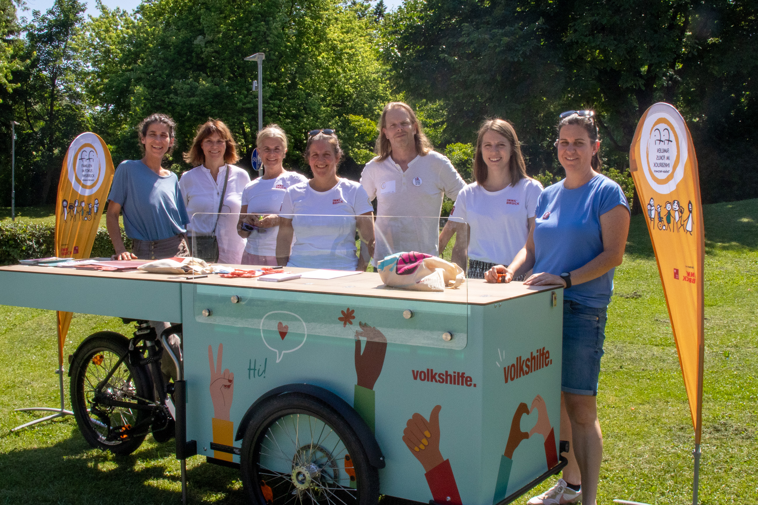 (v.l.) Stadträtin Janine Bex und die Integrationsbeauftragte der Stadt Innsbruck, Nicola Köfler (2.v.l.), freuen sich mit den ExpertInnen des Teilhabe-Netzwerks FiFi (Familien im Fokus Innsbruck) über das mobile Beratungsangebot im Rapoldipark.