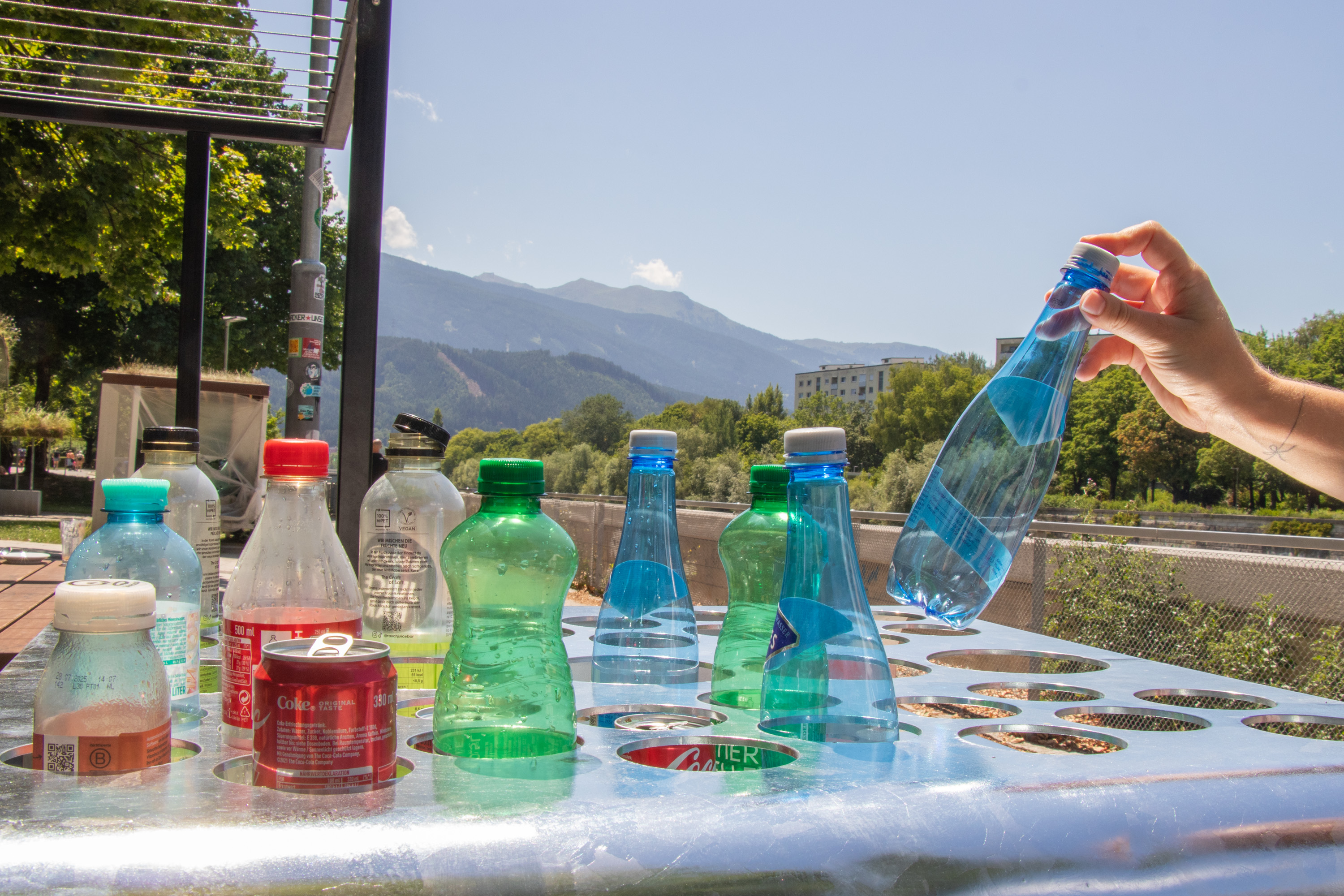 Seit dem 1. Jänner 2025 gilt in ganz Österreich ein neues Einwegpfandsystem: Die Stadt Innsbruck startet nun ein Pilotprojekt mit sogenannten Pfandhilfen, um das Pfandsystem auch im öffentlichen Raum sinnvoll zu ergänzen.