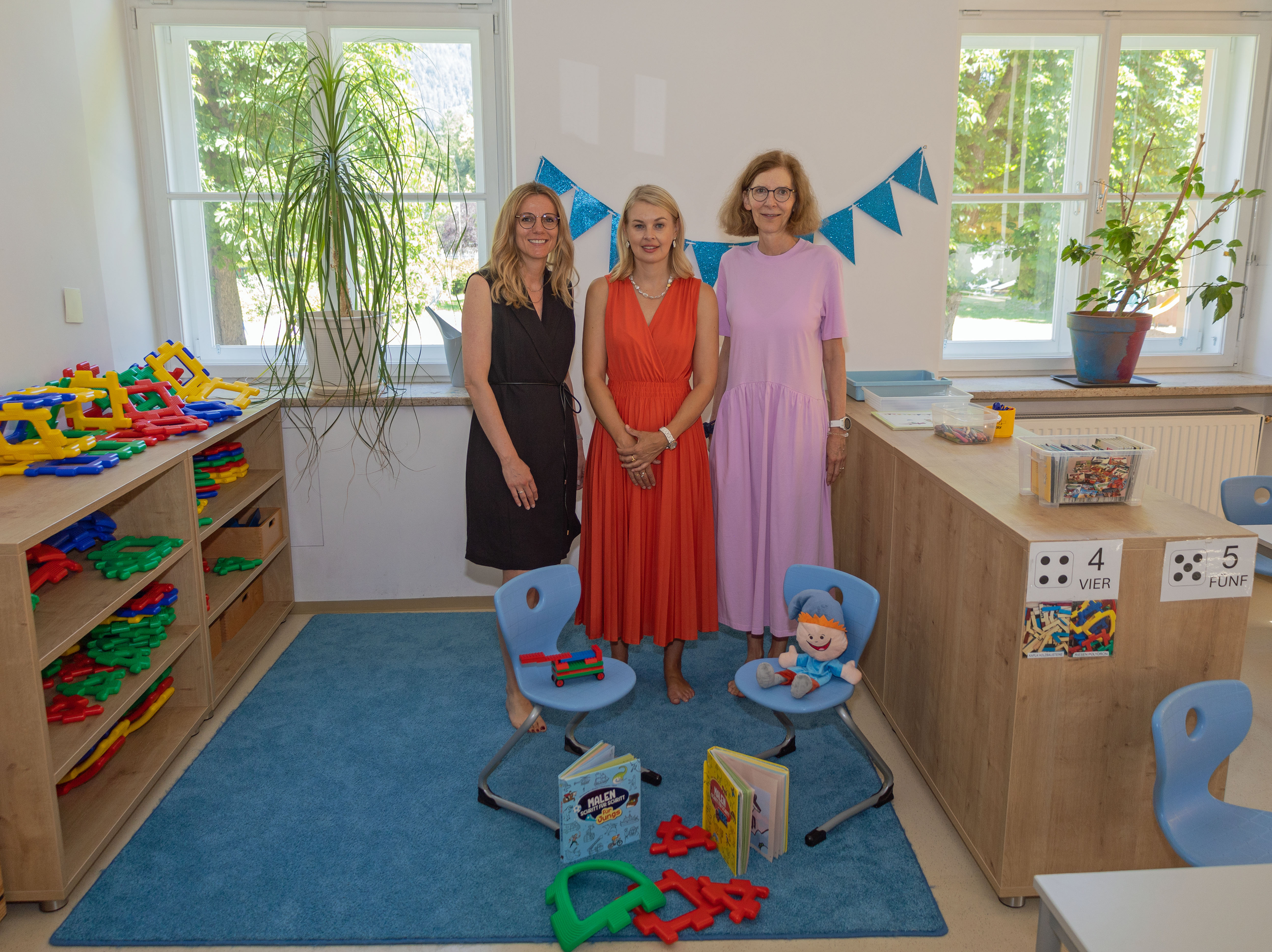 Vizebürgermeisterin Elisabeth Mayr (m.), Amtsvorständin Martina Zabernig (r.) und Referentin Barbara Schett in einem der Räume des Kindergartens Daniel Sailer. Mit Beginn des Kindergartenjahres 2025/26 wird aus der bisherigen Expositur des städtischen Kindergartens Dreiheiligen eine eigenständige Einrichtung.