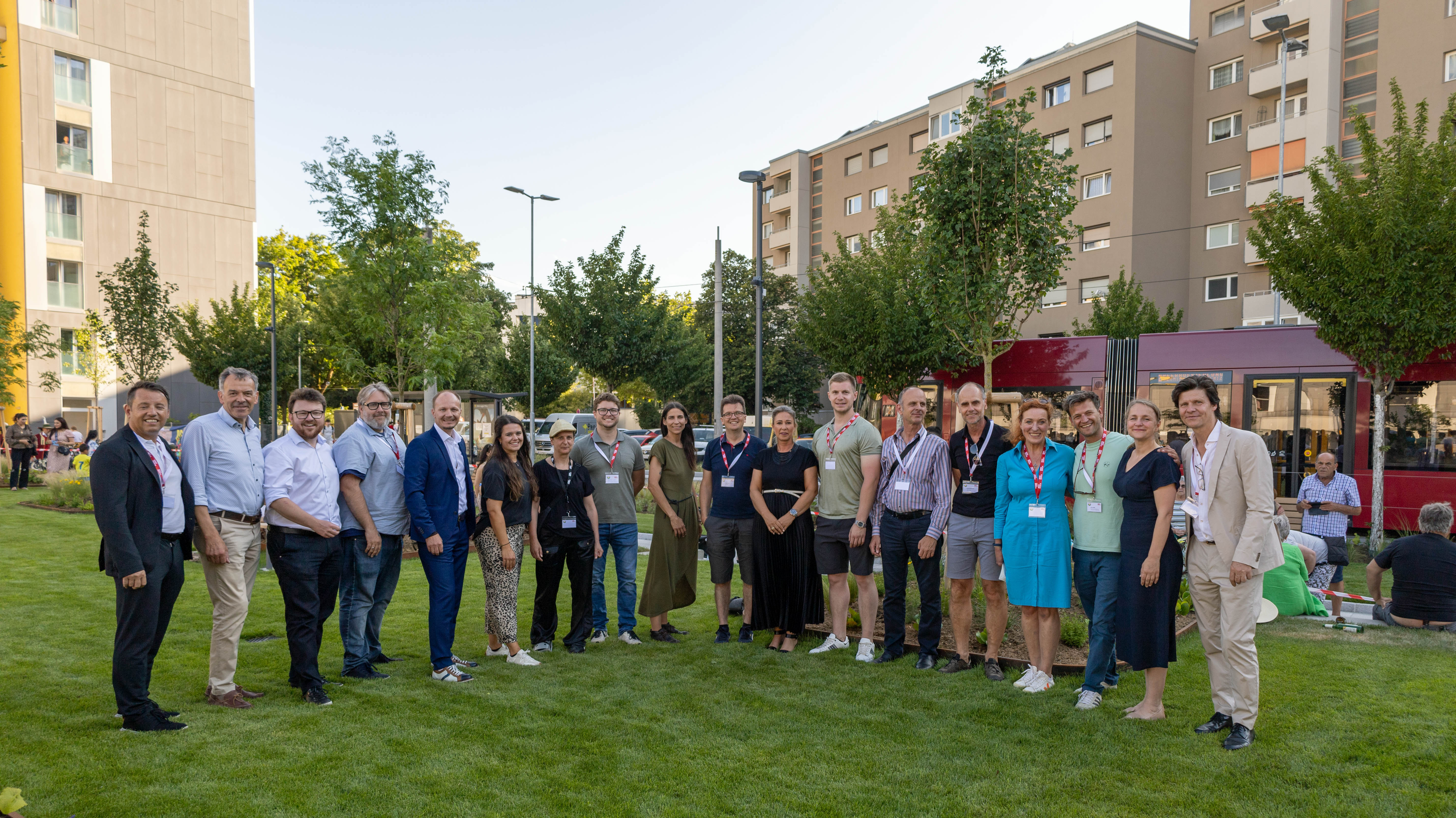 Bürgermeister Johannes Anzengruber (5.v.l.), Vizebürgermeister Georg Willi (2.v.l.), Stadträtin Janine Bex (9.v.l.), Stadträtin Mariella Lutz (8.v.r.), Gemeinderat Benjamin Plach (3.v.l.), Gemeinderätin Julia Payr (6.v.l.) und IIG-Geschäftsführer Franz Danler (l.) mit dem COOLYMP-Projektteam um Projektleiterin Christine Schermer (4.v.r.)