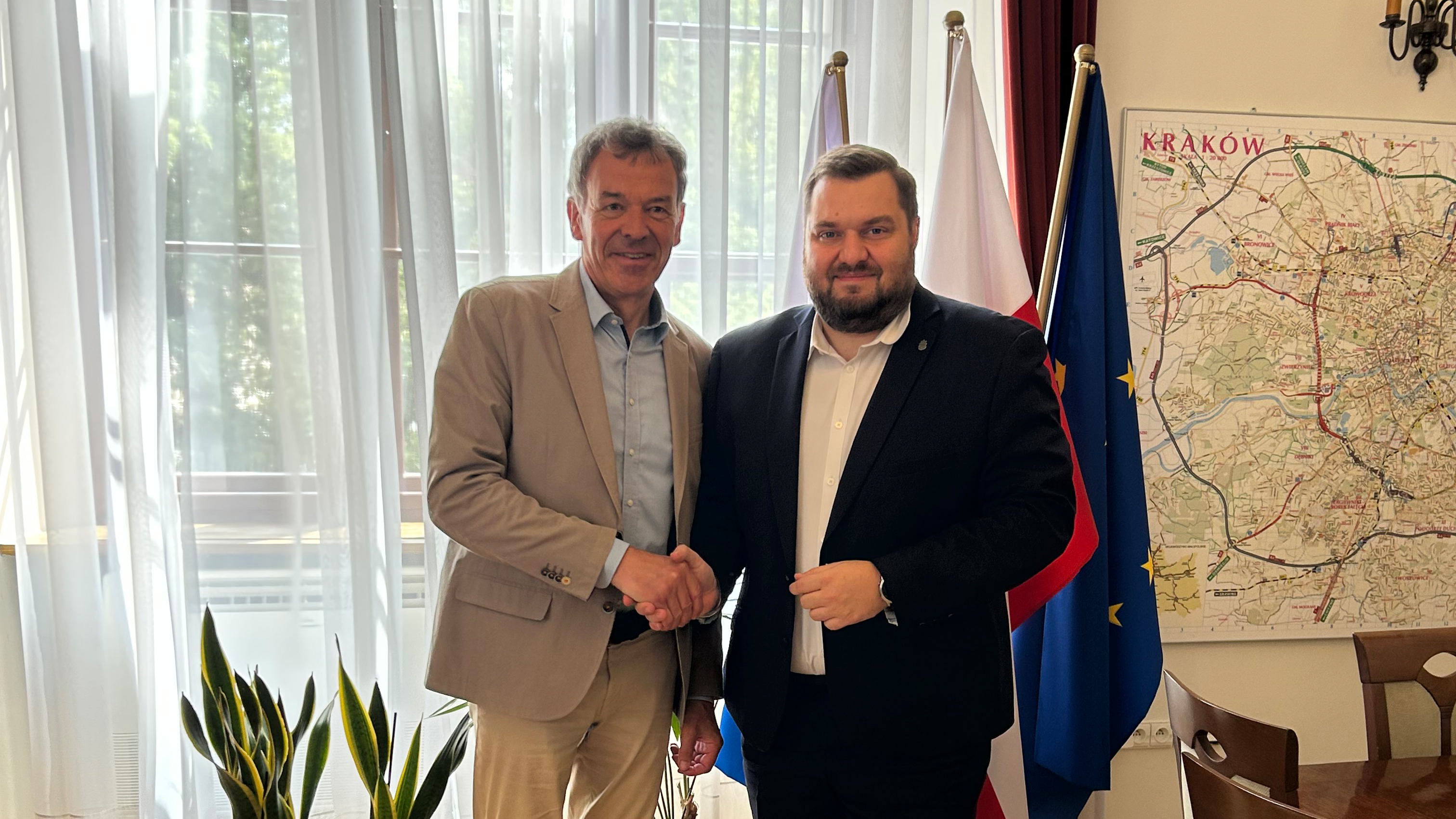 Auf Einladung der Partnerstadt Krakau nahm Vizebürgermeister Georg Willi am Cities Forum 2025 teil. Begleitet von seiner Büroleiterin Jasmin Kompatscher nutzte er die Gelegenheit, um sich mit dem Krakauer Vizebürgermeister Łukasz Sęk über zentrale Zukunftsthemen wie Nachhaltigkeit, Energietransformation und Digitalisierung auszutauschen.
Der internationale Kongress bot zahlreiche spannende Einblicke – insbesondere in den Bereichen nachhaltige Stadtentwicklung und leistbares Wohnen. Beispiele aus anderen europäischen Städten lieferten darüber hinaus wertvolle Impulse für zukünftige Projekte in Innsbruck. Der intensive Austausch mit den Partnerstädten zeigt: Die Herausforderungen der Städte von morgen lassen sich am besten gemeinsam gestalten.