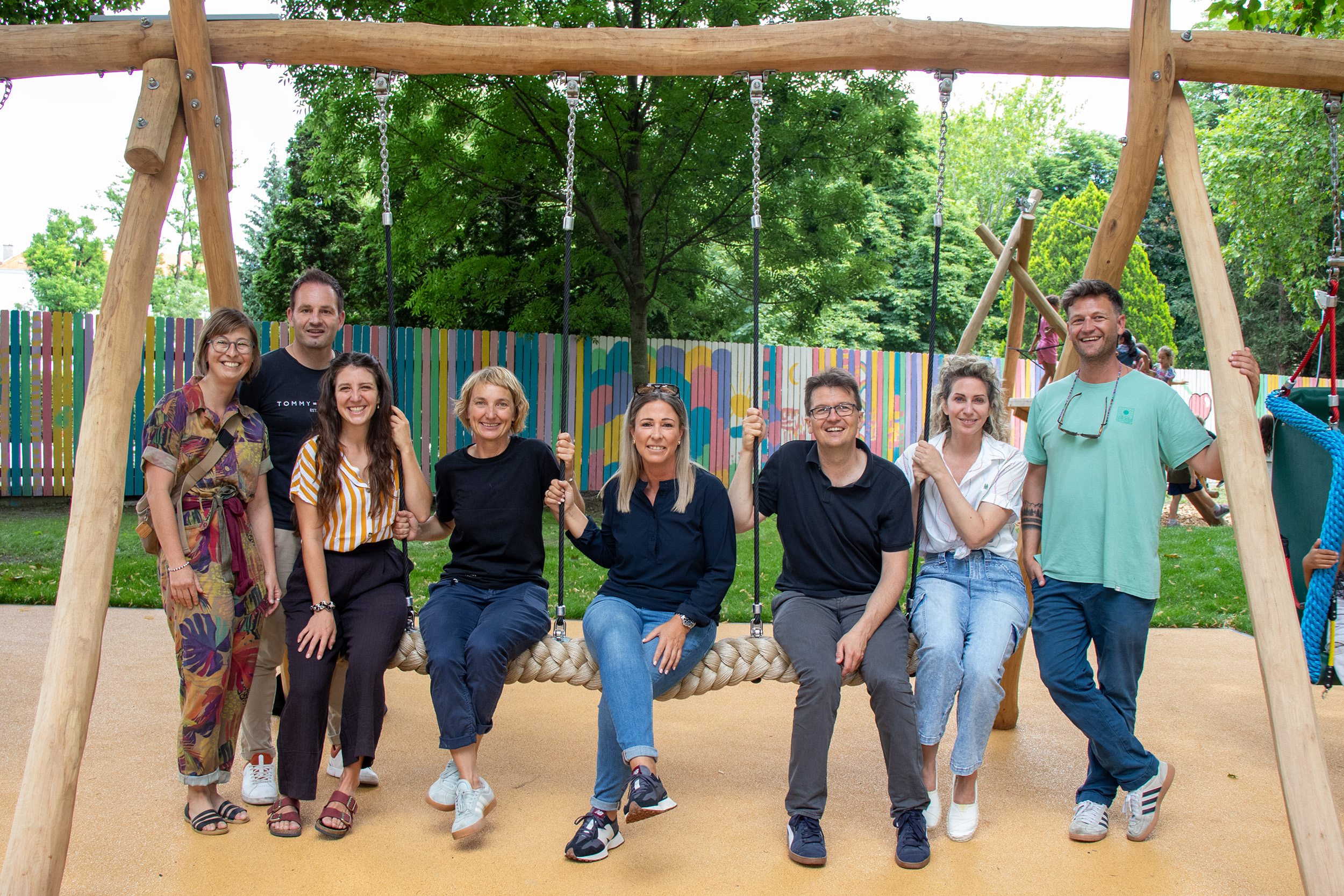 (v.l.n.r.:) Gelungener Projektabschluss. Lisa Stöllnberger (Grünanlagen – Planung und Bau), Thomas Lexer (Hochtief GmbH), Sarah Rasi (BürgerInnenbeteiligung und partizipative Stadtgestaltung), Maria Habernig-Fecht (Stadtteiltreff Wilten), Mariella Lutz, Markus Pinter (Grünanlagen – Planung und Bau), Andrea Kreisl, Lukas Weiss (BürgerInnenbeteiligung und partizipative Stadtgestaltung) zeigen sich erfreut über den neuen Beselepark.