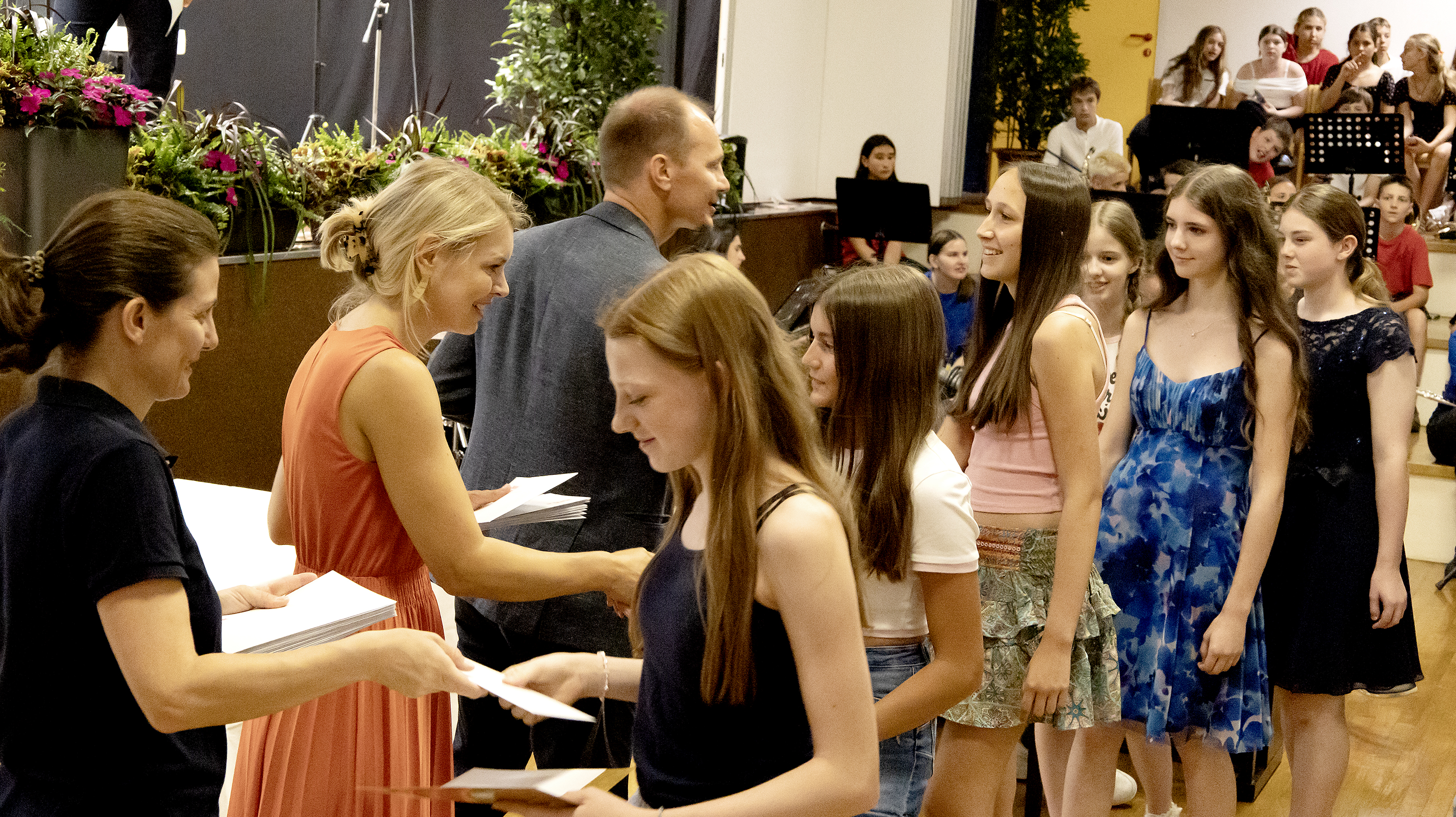 Bürgermeister Johannes Anzengruber, Vizebürgermeisterin Elisabeth Mayr (2. v.l.) und Gemeinderätin Karoline Obitzhofer (1. v.l.) gratulierten den Schülerinnen und Schülern höchstpersönlich.