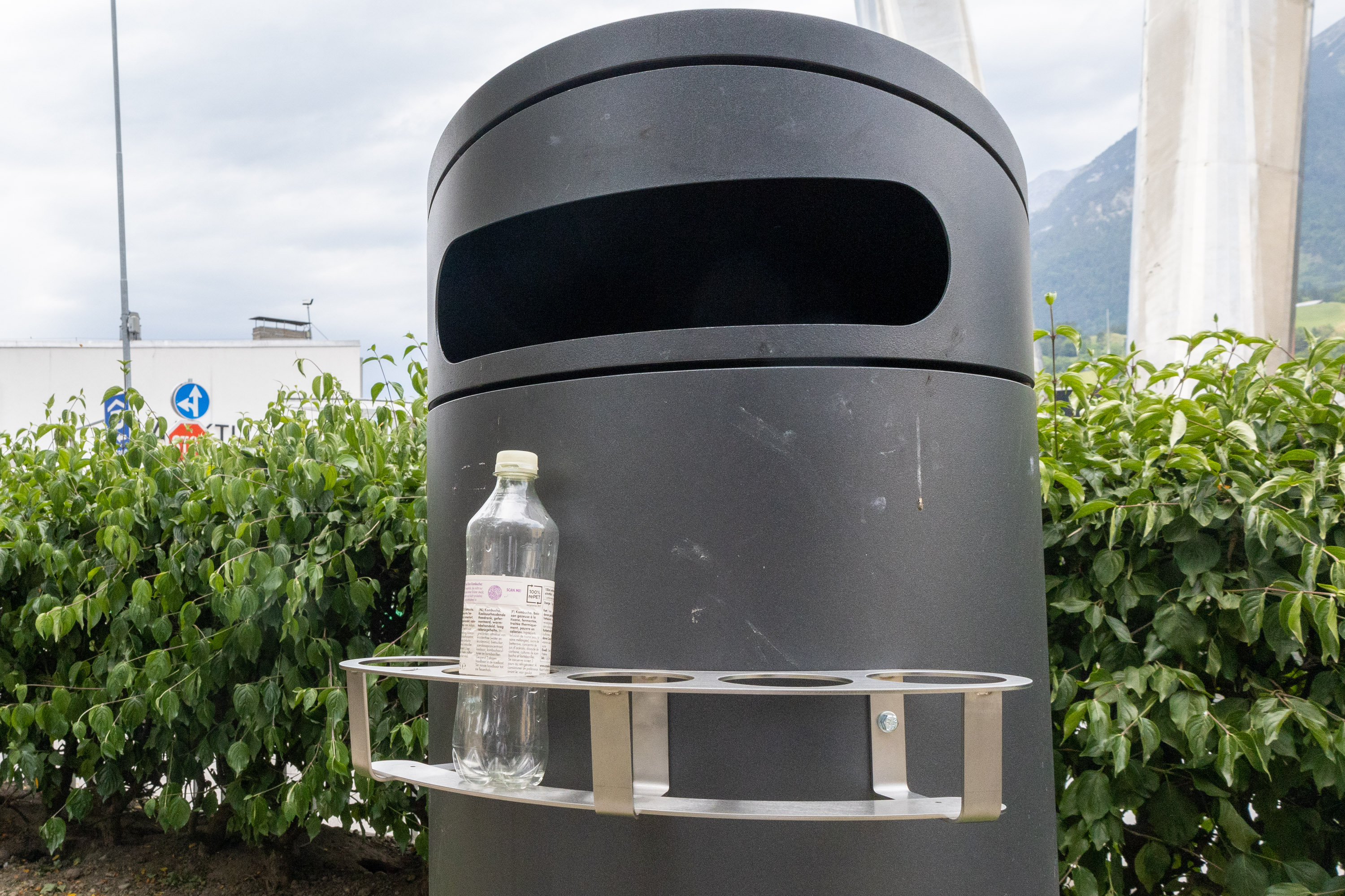 Direkt an einem öffentlichen Mülleimer angebracht: der neue Pfandring beim Marktplatz.