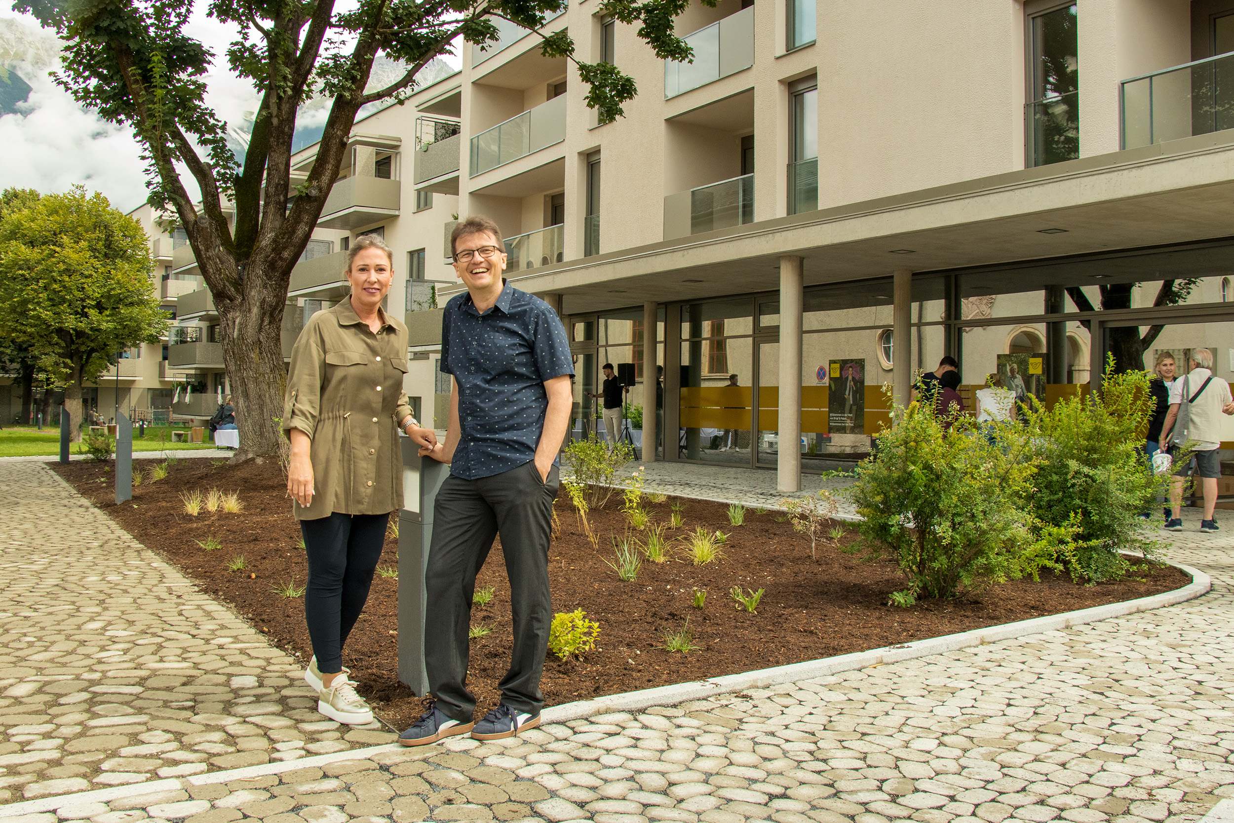 Pünktlich zur Übergabe der Wohnungen im Projekt Pradl Ost wurde auch der neugestaltete Vorplatz bei der Schutzengelkirche fertiggestellt.