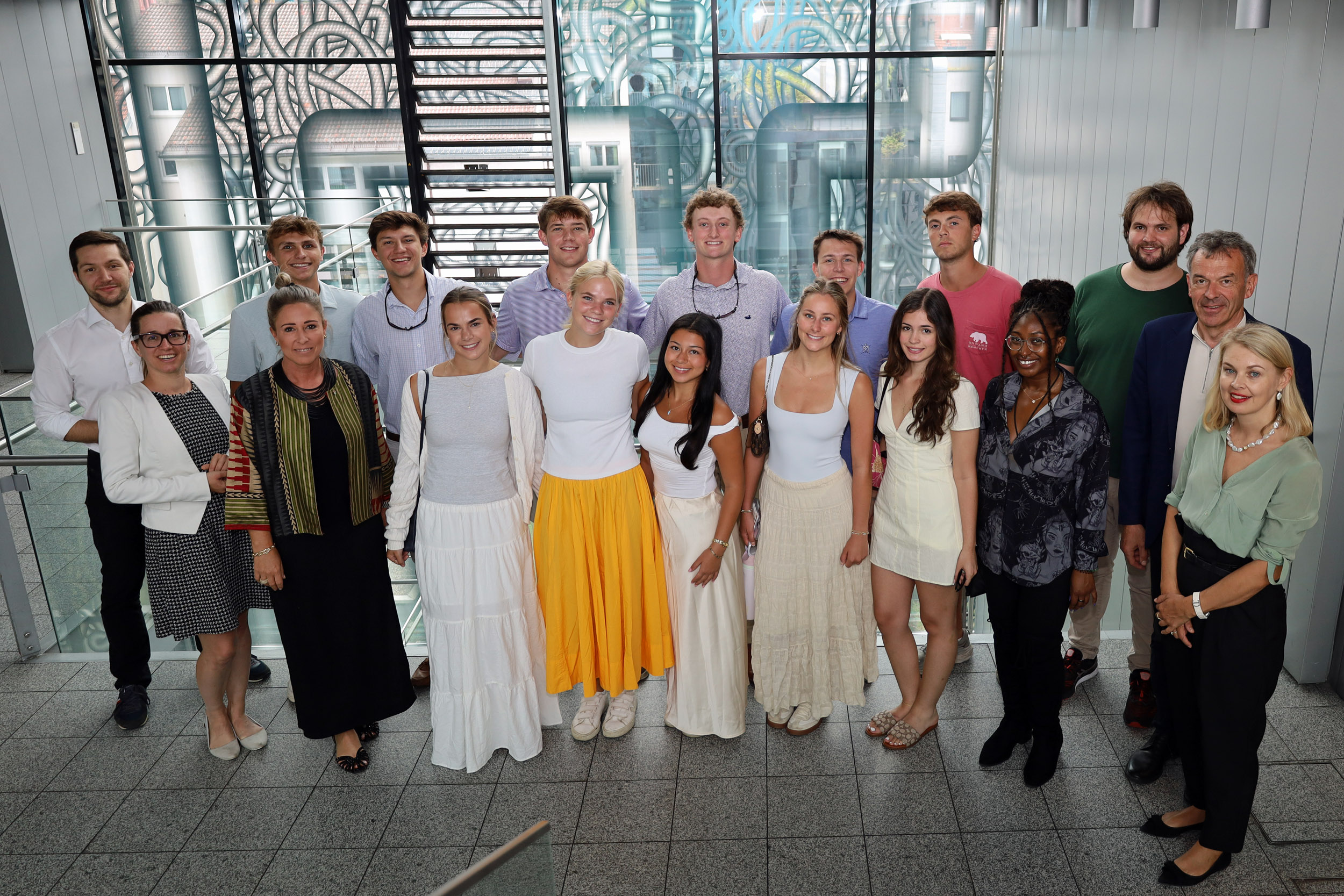 Vizebürgermeisterin Elisabeth Mayr (r.), Vizebürgermeister Georg Willi (2.v.r.), Stadträtin Mariella Lutz (3.v.l.) und weitere Mitglieder des Innsbrucker Gemeinderats mit einem Teil der Studierenden aus New Orleans im Rathaus.