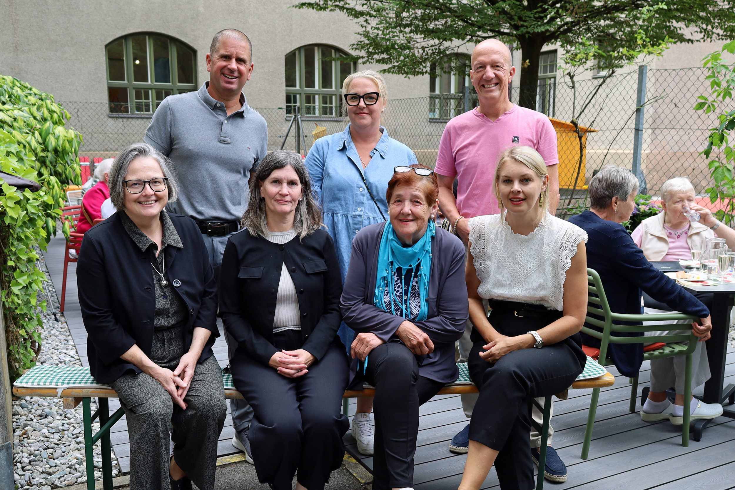 vorne, v.r.: Vizebürgermeisterin Elisabeth Mayr, Hannelore Gamper (Bewohnerin Wohnanlage Wilten), Inge Streng (Tigewosi), Petra Hrassnig (Wohnanlage O-Dorf) und Stefan Hetzenauer (Leitung ISD-SeniorInnenwohnungen, r.), Melanie Lochs (Wohnanlage 03), und Thomas Ruetz (Wohnanlage Wilten, l.) freuen sich über den gemütlichen Außenbereich.