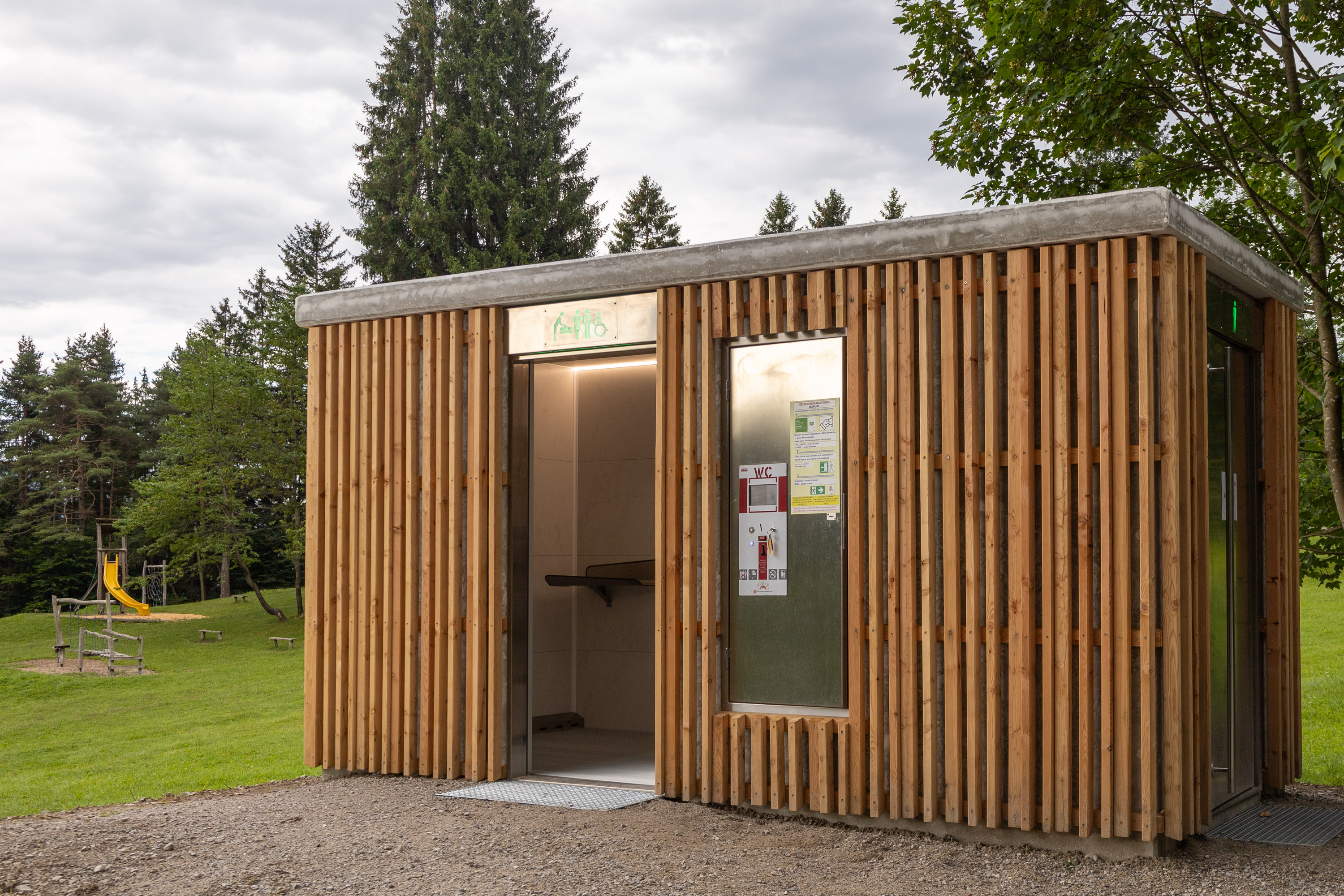 Die neue Toilettenanlage am Gramartboden ist barrierefrei, kostenlos nutzbar und mit einer Wickelmöglichkeit ausgestattet.