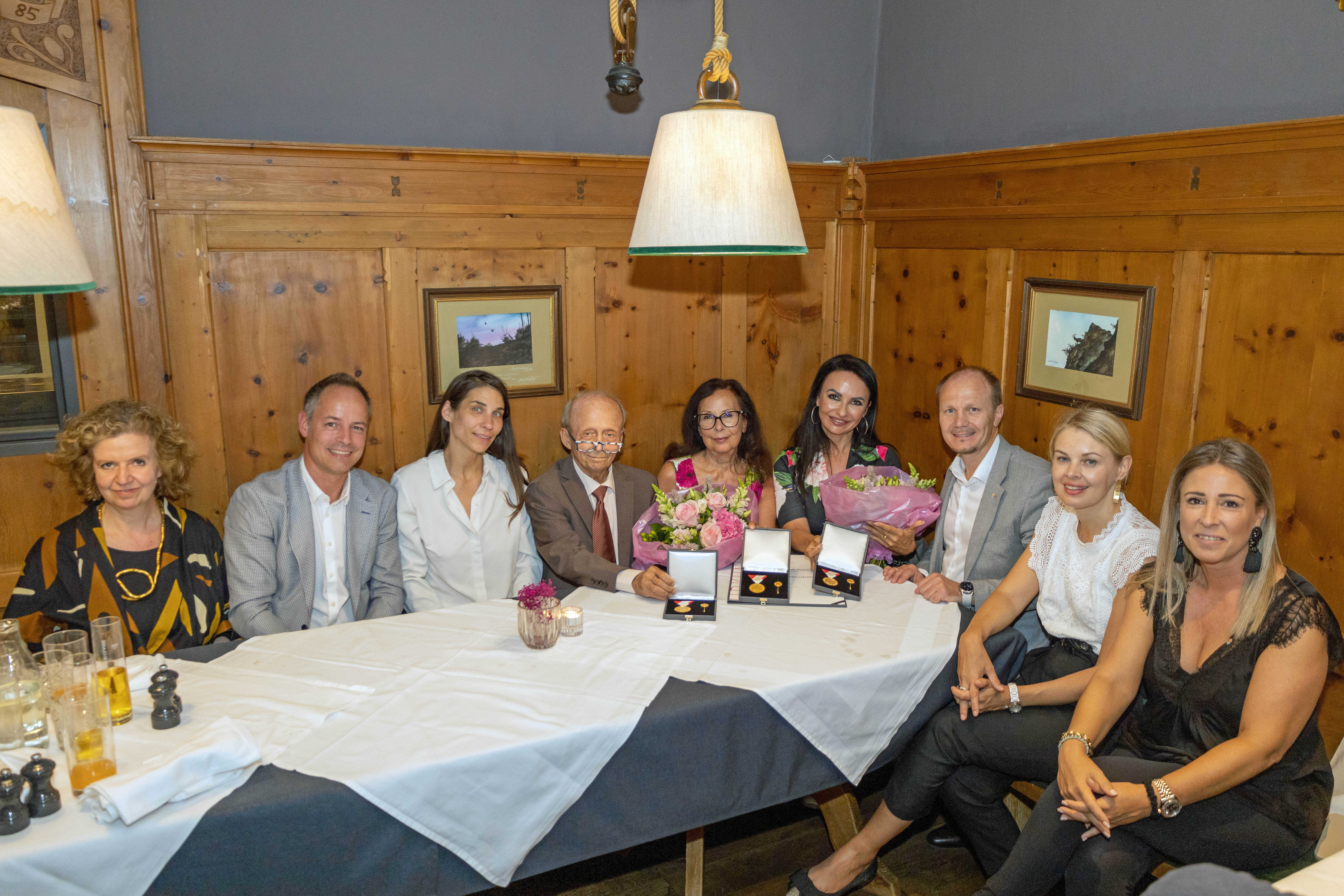 Die Tanzschule Polai wurde vor kurzem mit der Verdienstmedaille der Stadt Innsbruck ausgezeichnet. Da die Medaille an das Unternehmen überreicht wurde, konnten Ferry Polai, Waltraud Polai und Julia Polai sie von Bürgermeister Johannes Anzengruber entgegennehmen. Im Beisein der Stadtsenatsmitglieder Vizebürgermeisterin Elisabeth Mayr, Stadträtin Janine Bex, Stadtrat Markus Lassenberger und Stadträtin Mariella Lutz sowie Innsbrucks Magistratsdirektorin Gabriele Herlitschka wurde die Würdigung im Rahmen eines gemeinsamen Abendessens übergeben.