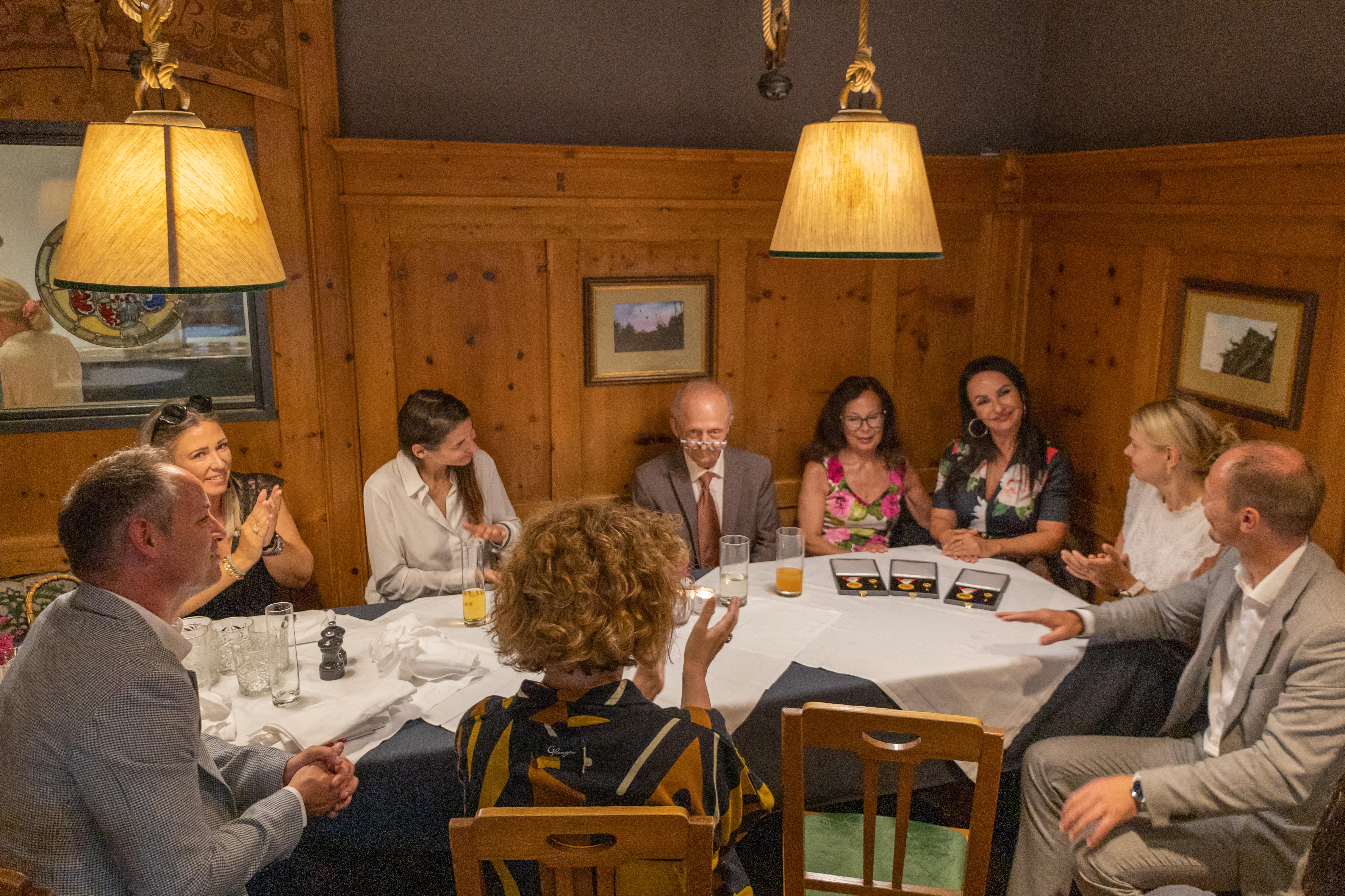 Die Tanzschule Polai wurde vor kurzem mit der Verdienstmedaille der Stadt Innsbruck ausgezeichnet. Da die Medaille an das Unternehmen überreicht wurde, konnten Ferry Polai, Waltraud Polai und Julia Polai sie von Bürgermeister Johannes Anzengruber entgegennehmen. Im Beisein der Stadtsenatsmitglieder Vizebürgermeisterin Elisabeth Mayr, Stadträtin Janine Bex, Stadtrat Markus Lassenberger und Stadträtin Mariella Lutz sowie Innsbrucks Magistratsdirektorin Gabriele Herlitschka wurde die Würdigung im Rahmen eines gemeinsamen Abendessens übergeben.