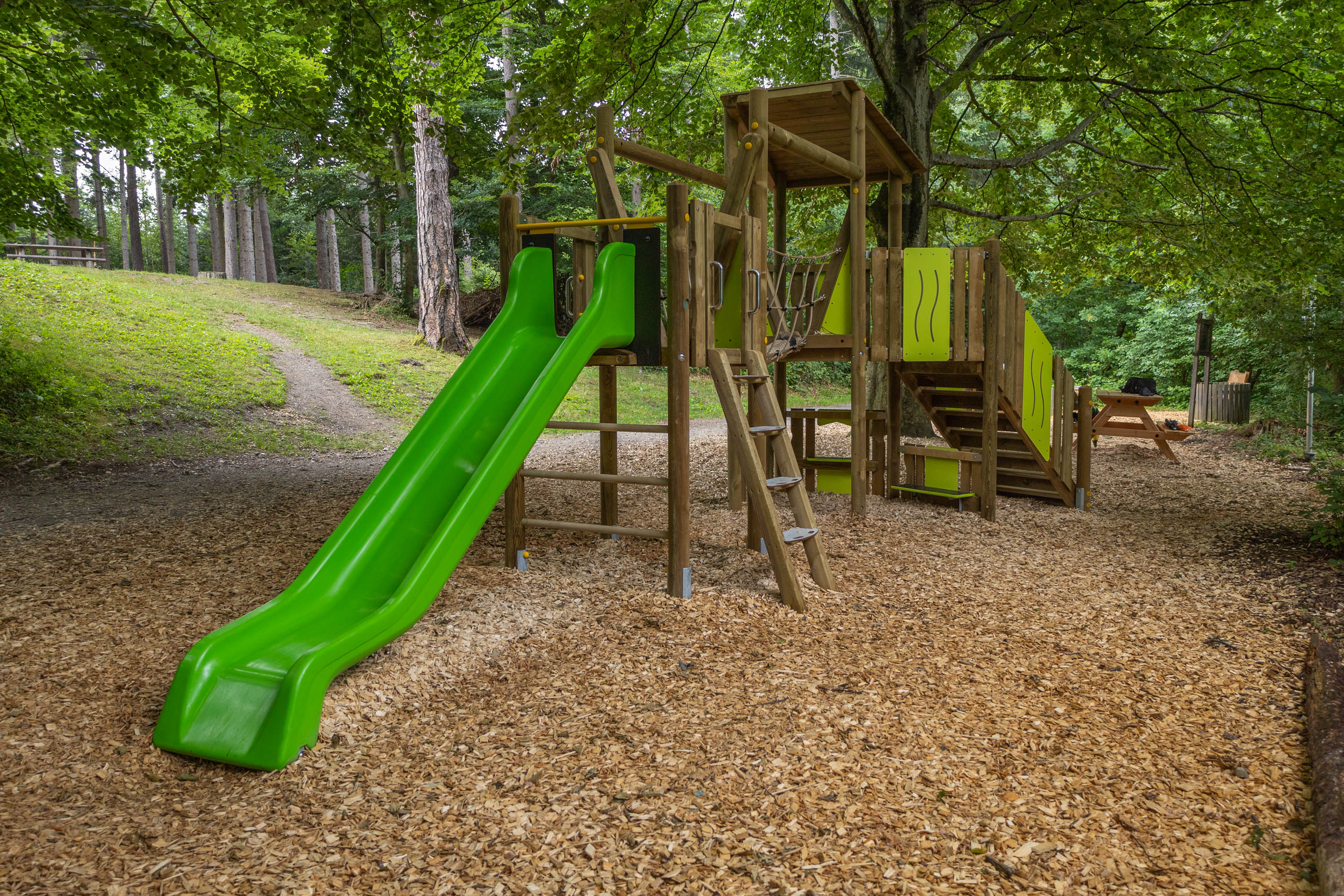Die Kinder freuen sich über den neuen Kletterturm mit Rutsche. Auch neue Sitzbänke bieten Platz zum Ausruhen.