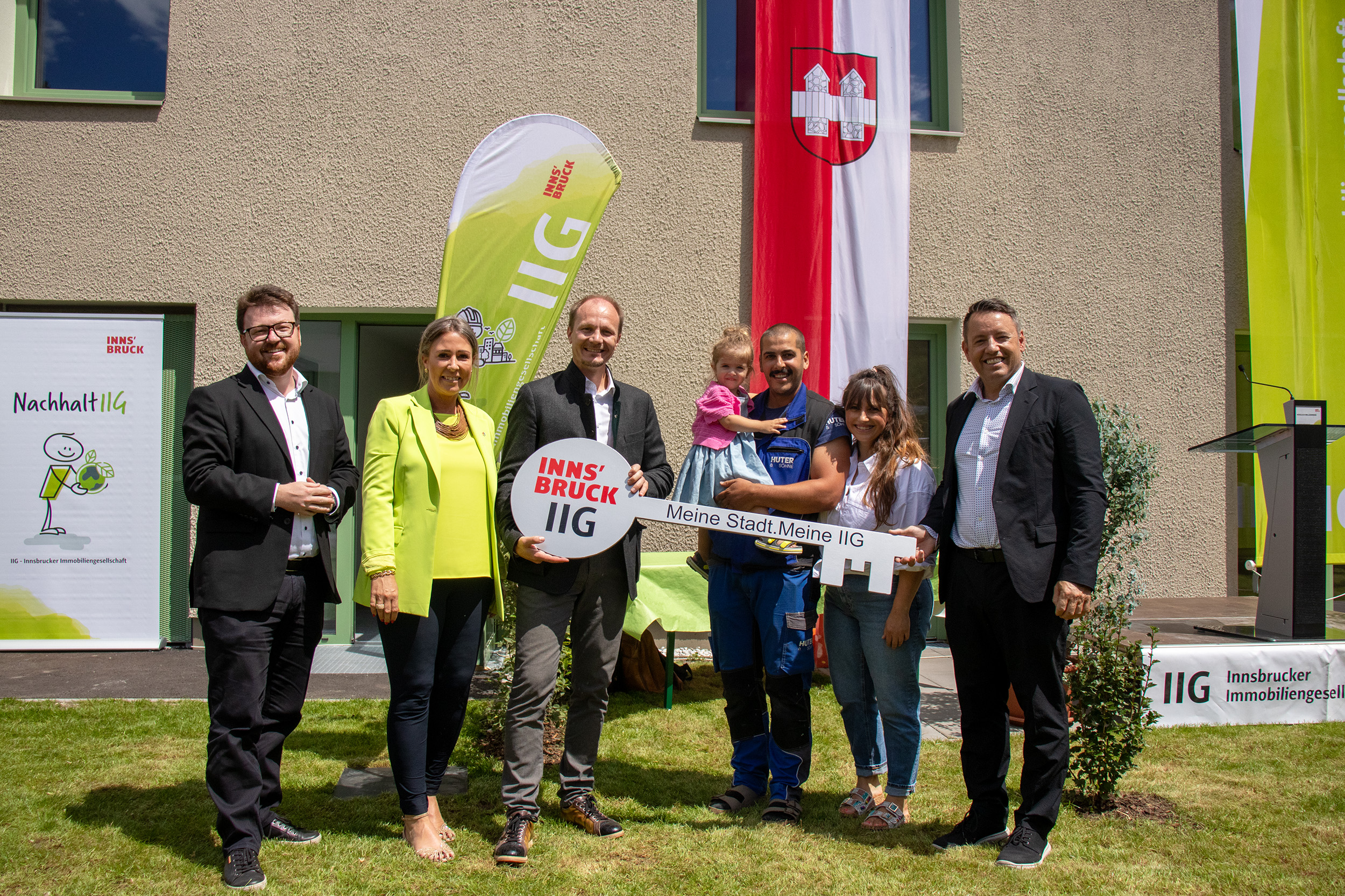 Bürgermeister Johannes Anzengruber (3.v.l.) und IIG-Geschäftsführer Franz Danler (r.) mit Stadträtin Mariella Lutz (2.v.l.), Gemeinderat Benjamin Plach und einer Mieterfamilie bei der kürzlich erfolgten Schlüsselübergabe zur neuen IIG-Wohnanlage Wiesengasse 19b.