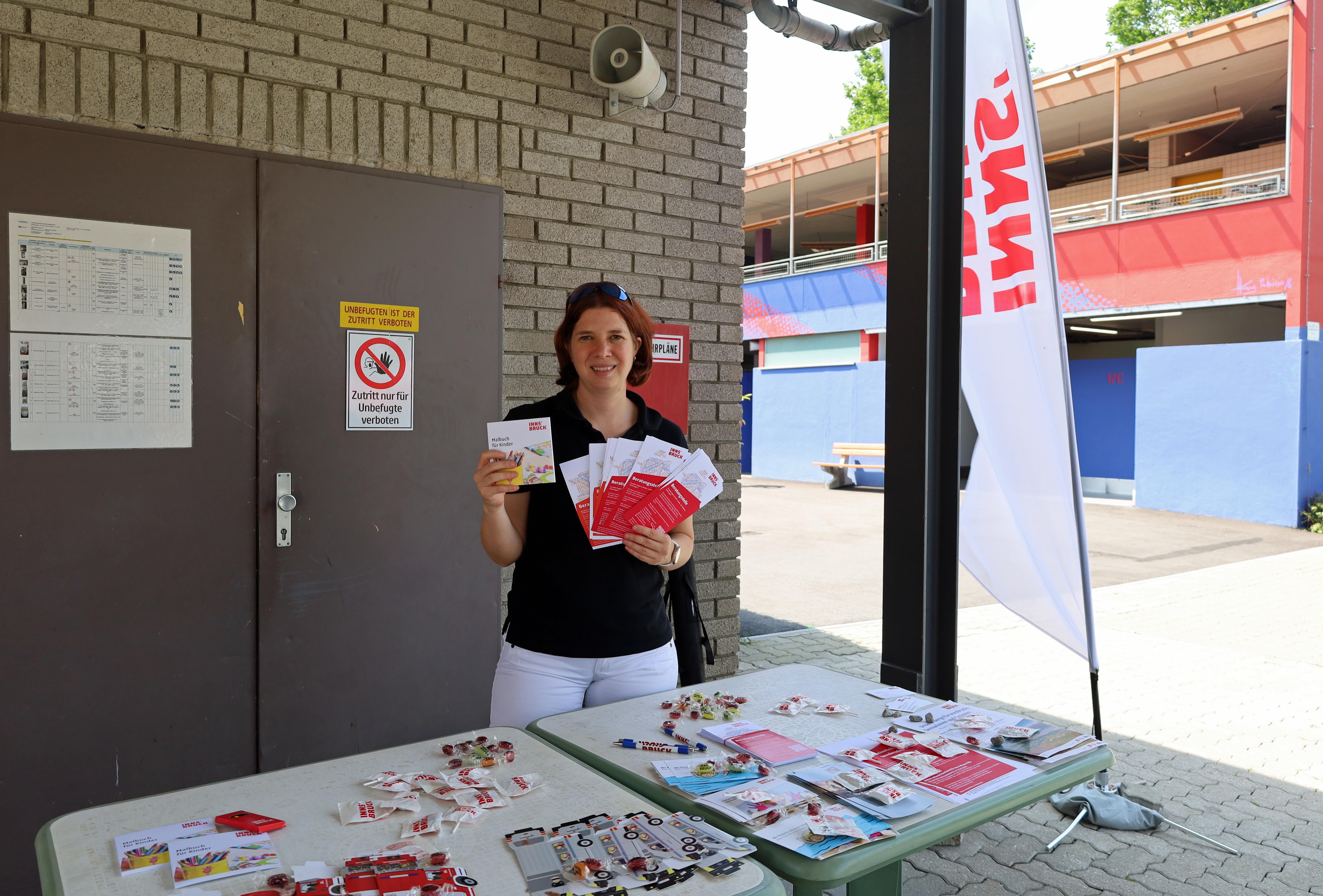 Koordinatorin Sonja Lezuo beim Beratungsstand im Freibad Tivoli: „Kommen Sie vorbei, wir helfen gerne weiter!“