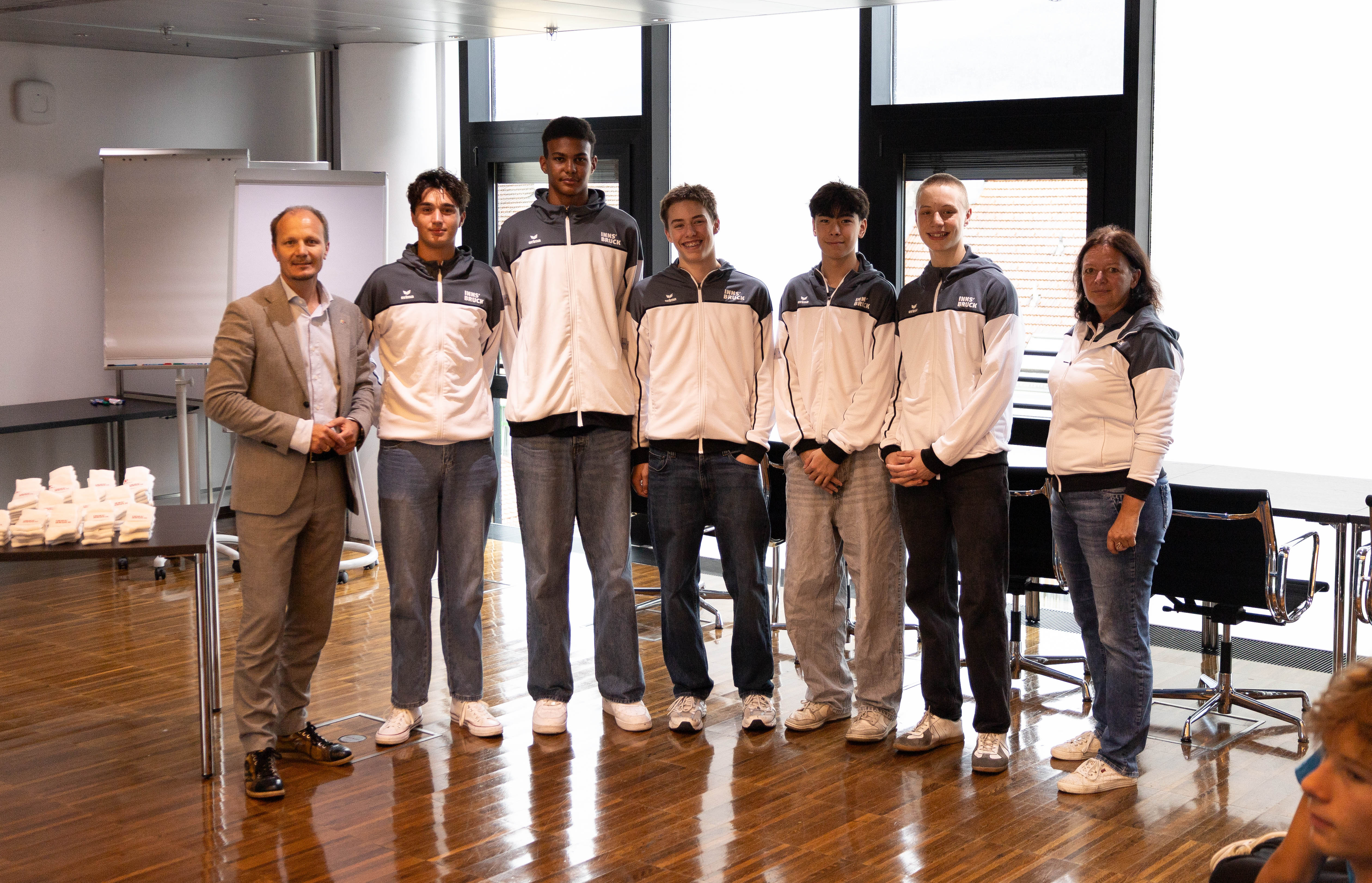 Bürgermeister Johannes Anzengruber (l.) und Angelika Neuner (Sportamt, r.) wünschten den Innsbrucker Nachwuchsathleten vor den International Children’s Games in Tallinn viel Erfolg.