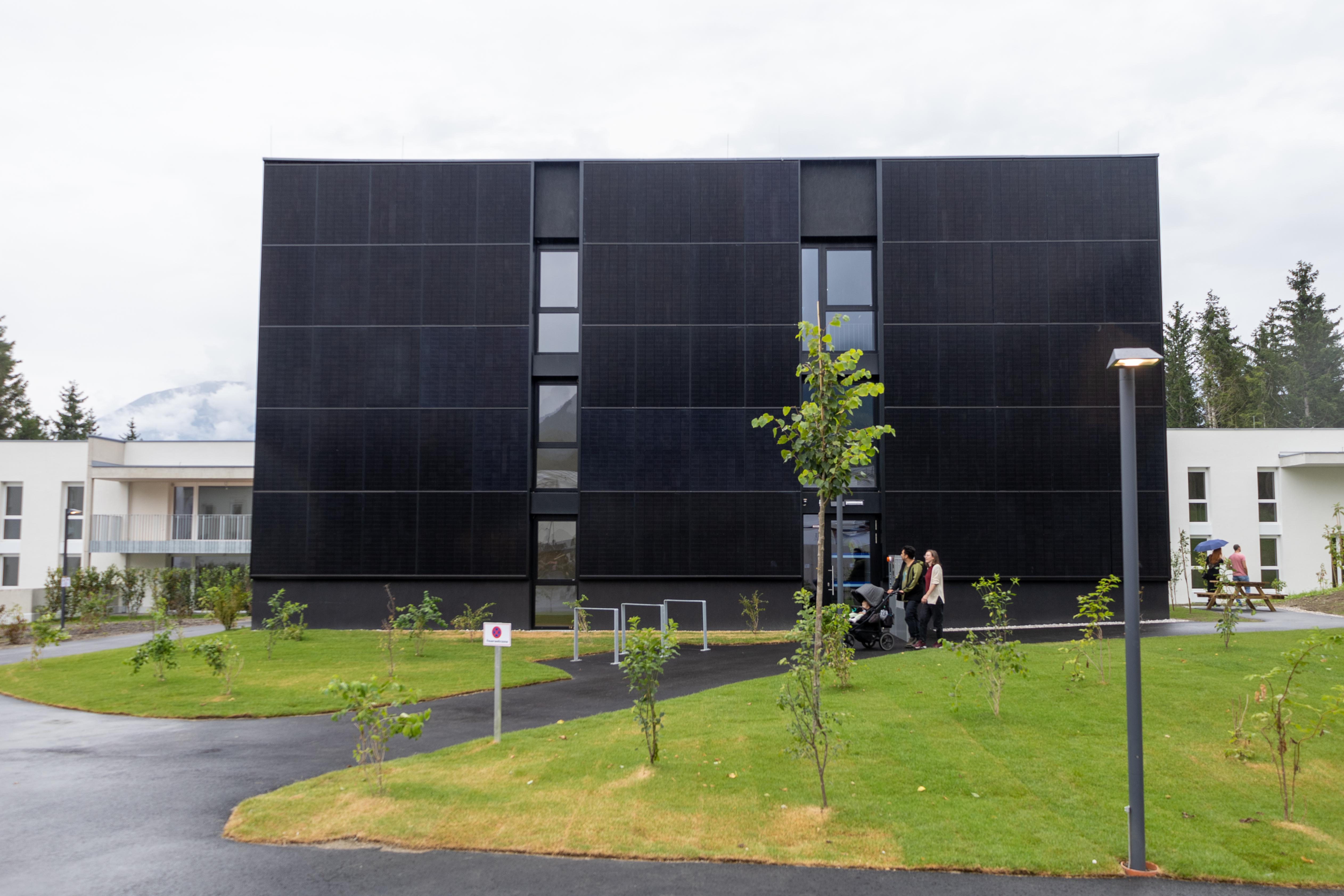 Die Wohnanlage Am Bichl III wurde in Passivhausbauweise errichtet und als Plus-Energie-Quartier konzipiert – das heißt, der Energiebedarf soll bilanziell direkt am Grundstück gedeckt werden. Zur Anwendung kommen unter anderem eine zentrale Luft-Wasser-Wärmepumpe sowie dezentrale Warmwasserbereitungsanlagen. Photovoltaikanlagen sind auf den Dachflächen, einer Südfassade und einem Carport installiert.