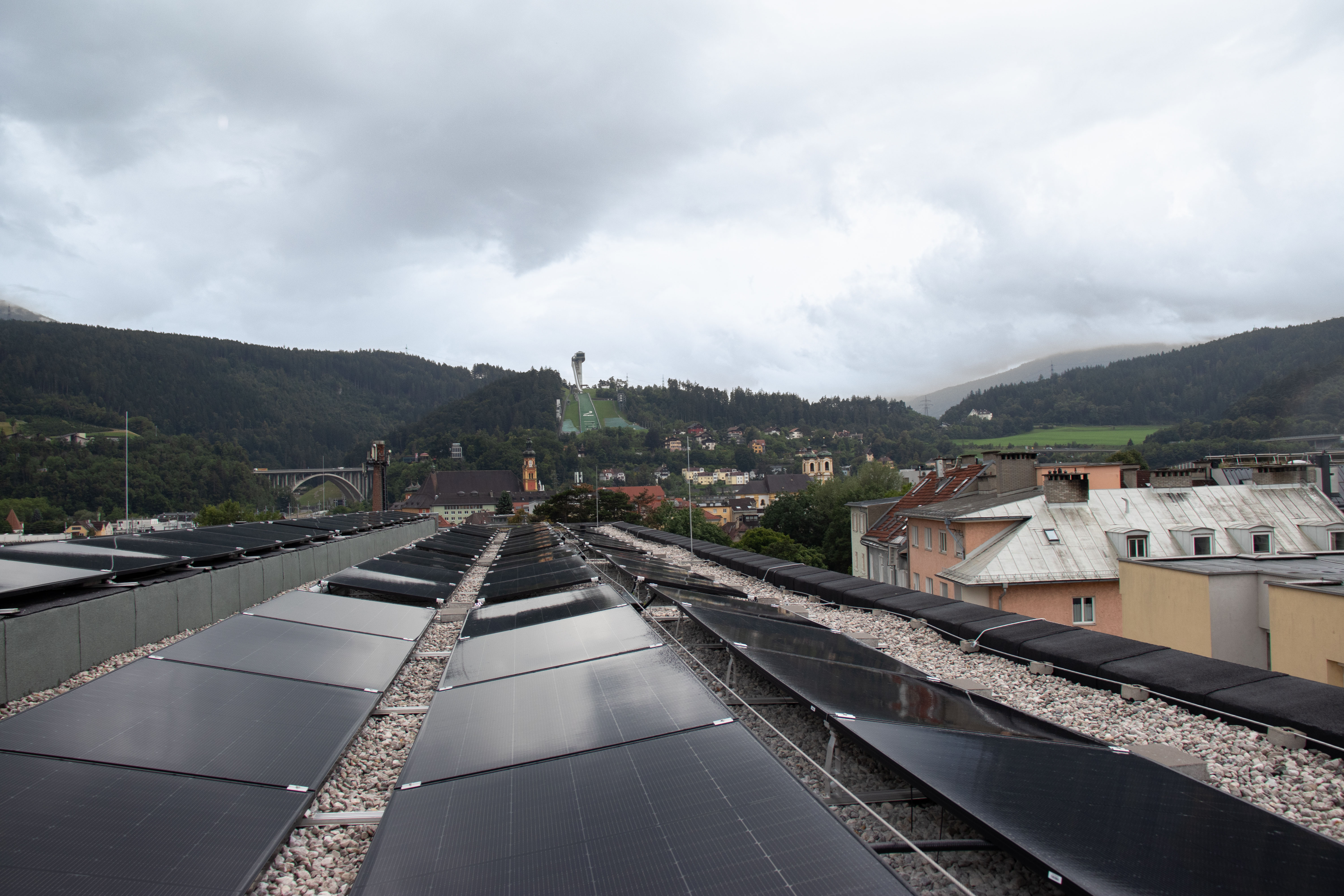 Die vollflächige PV-Anlage auf dem Dach trägt zur erhöhten nachhaltigen Energieeffizienz des Gebäudes bei.