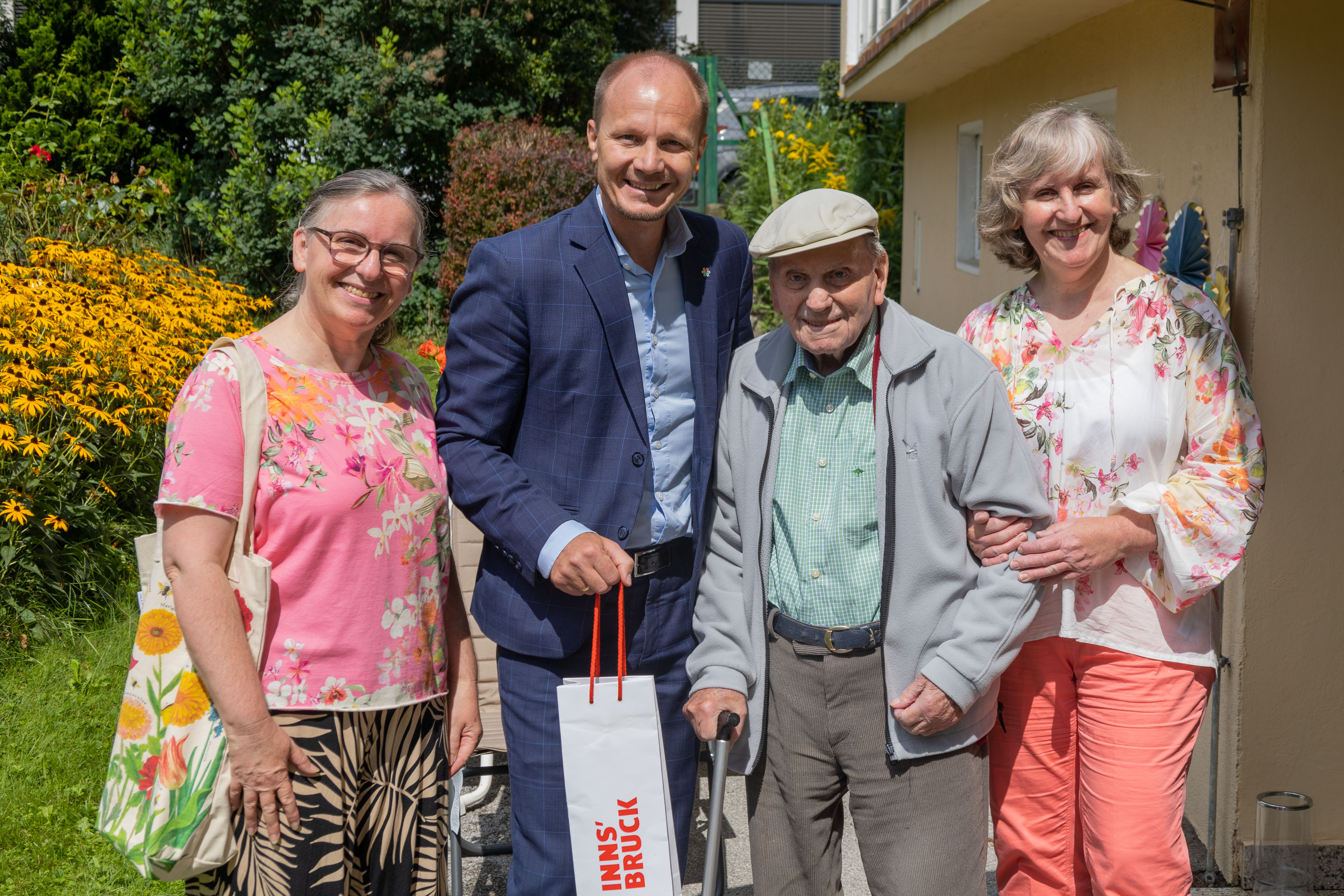 Andreas Hosp feiert seinen 103. Geburtstag – gemeinsam mit den Töchtern Edith (r.) und Renate (l.) und Bürgermeister Johannes Anzengruber.