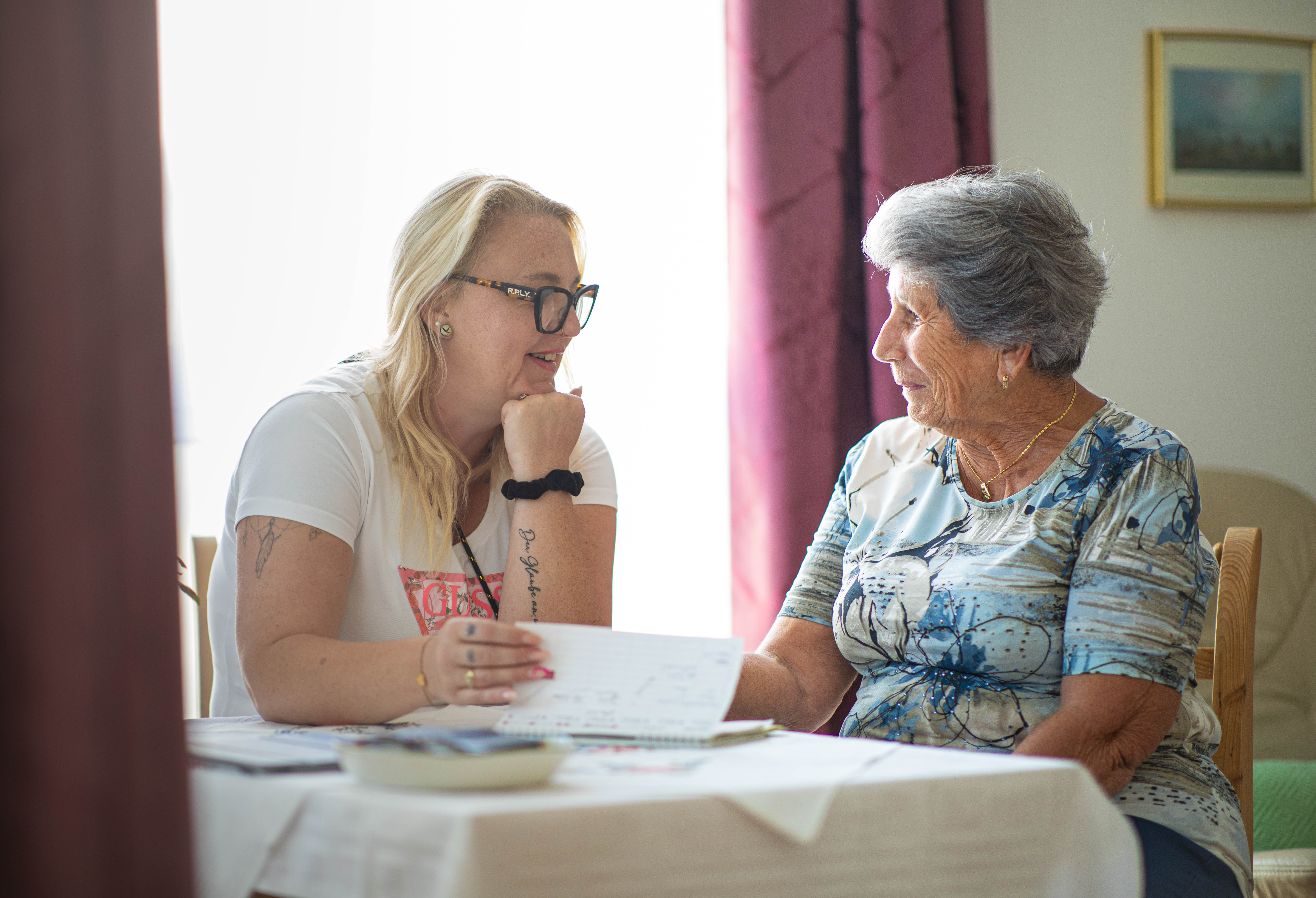 Selbständig leben und bei Bedarf auf Unterstützung zurückgreifen, ist in den ISD-SeniorInnenwohnungen wie hier in der Wohnanlage O3 in der Reichenau möglich. Alle Wohnbereiche wurden barrierefrei gestaltet.