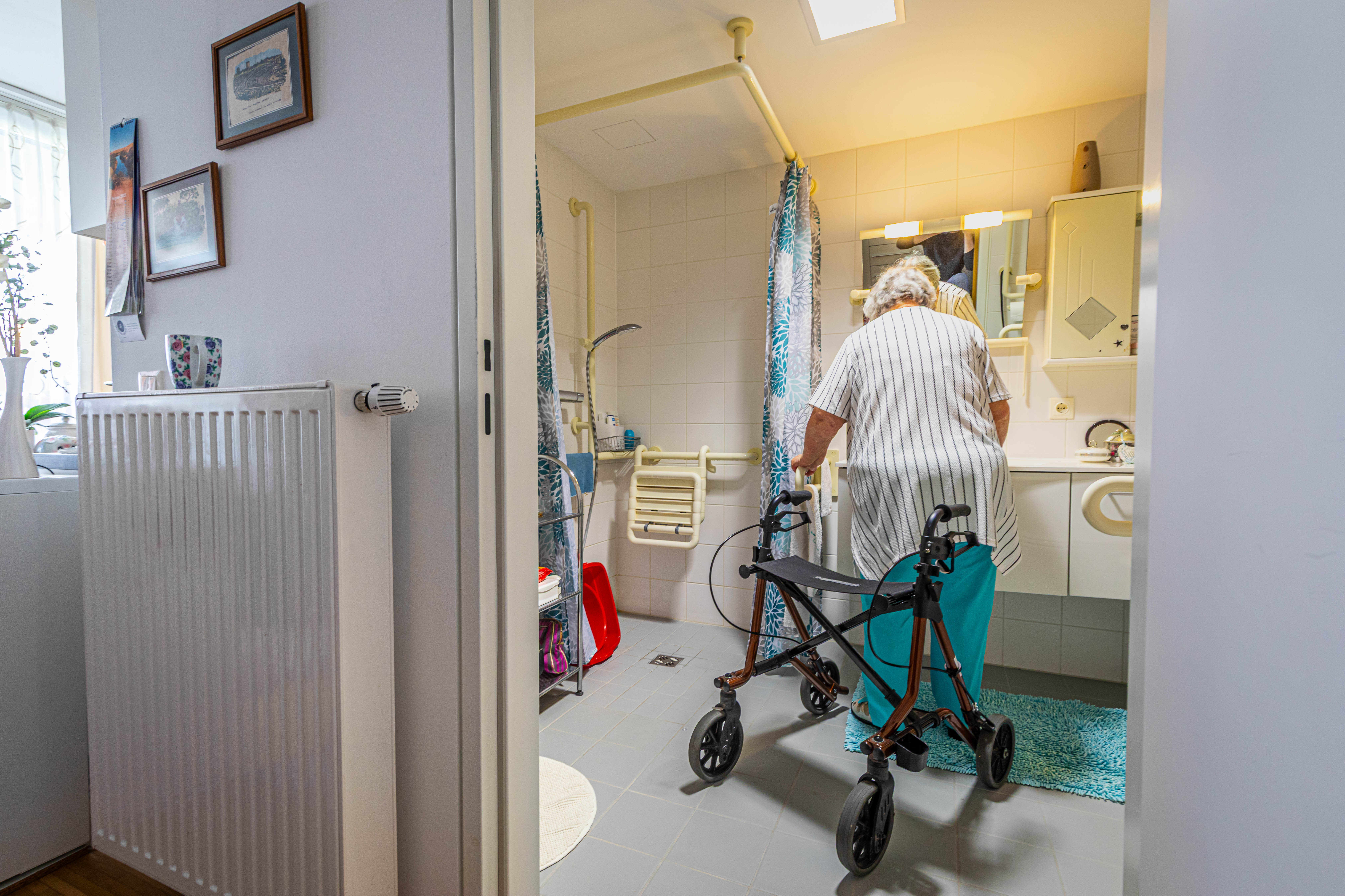 Selbständig leben und bei Bedarf auf Unterstützung zurückgreifen, ist in den ISD-SeniorInnenwohnungen wie hier in der Wohnanlage O3 in der Reichenau möglich. Alle Wohnbereiche wurden barrierefrei gestaltet.