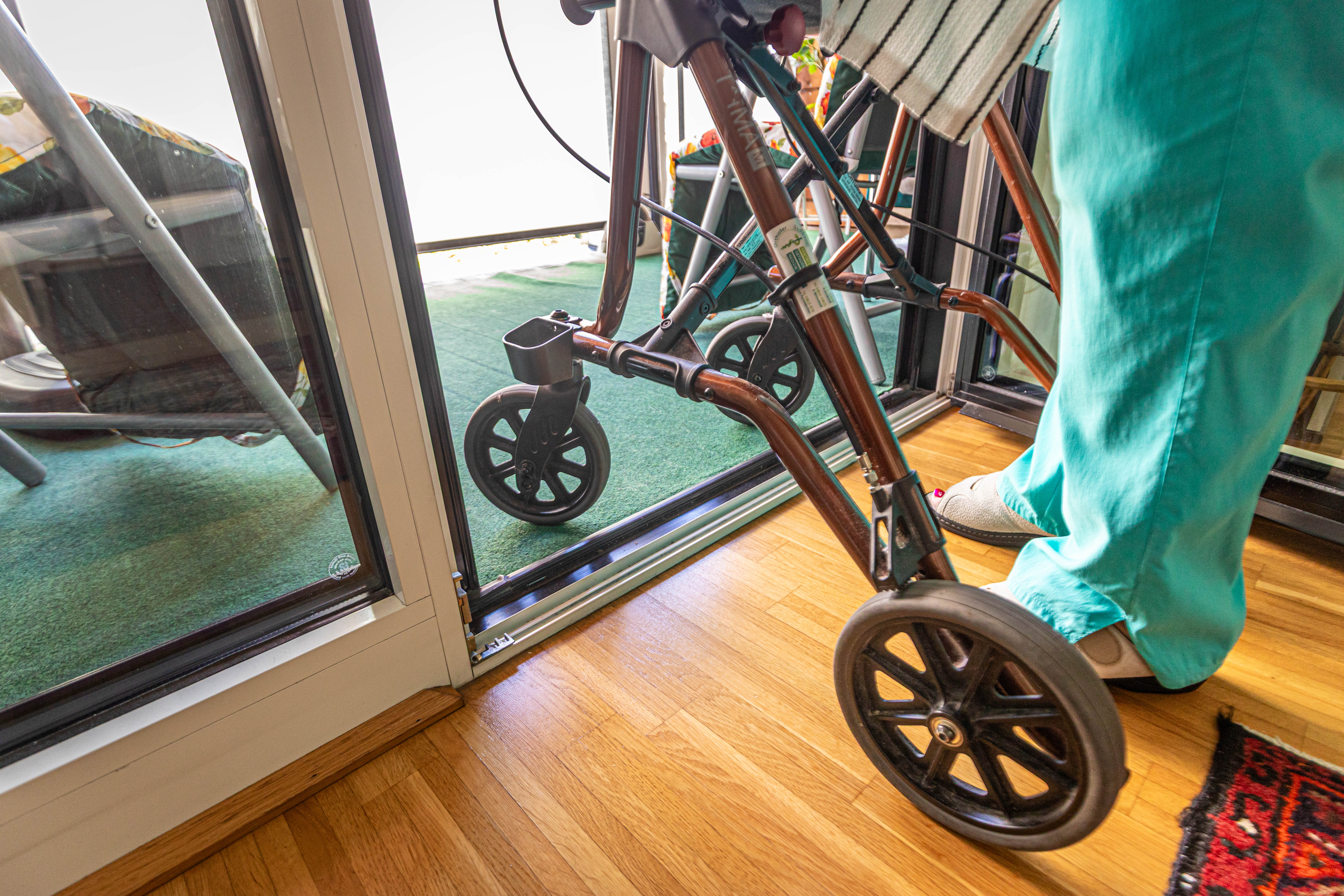 Selbständig leben und bei Bedarf auf Unterstützung zurückgreifen, ist in den ISD-SeniorInnenwohnungen wie hier in der Wohnanlage O3 in der Reichenau möglich. Alle Wohnbereiche wurden barrierefrei gestaltet.