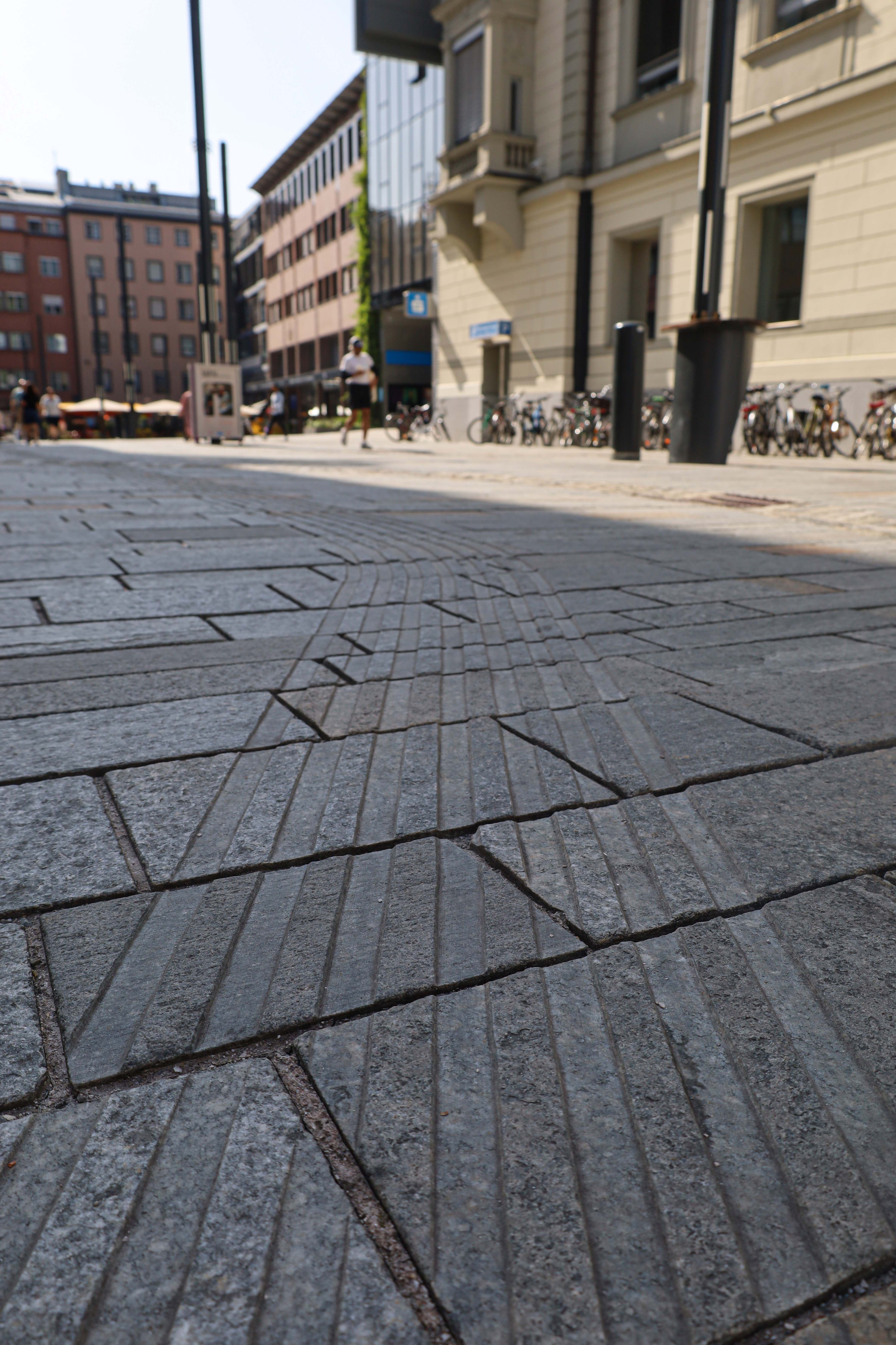 Taktile Leitlinien helfen bei der Orientierung. Sie dürfen nicht durch Fahrräder oder Scooter verparkt werden.