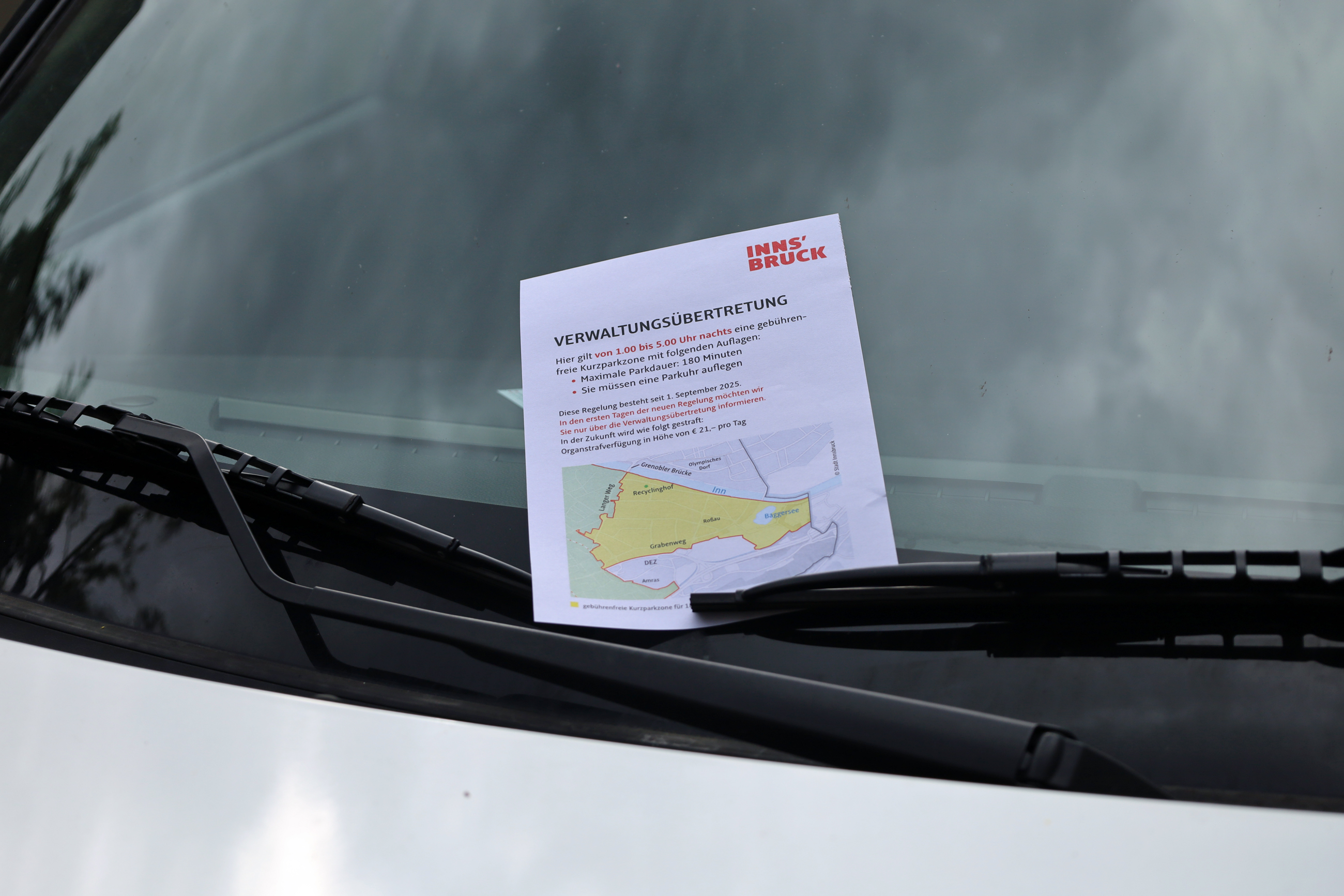 Über die Kurzparkzone in der Rossau werden dort Parkende auch per Flugzettel informiert.