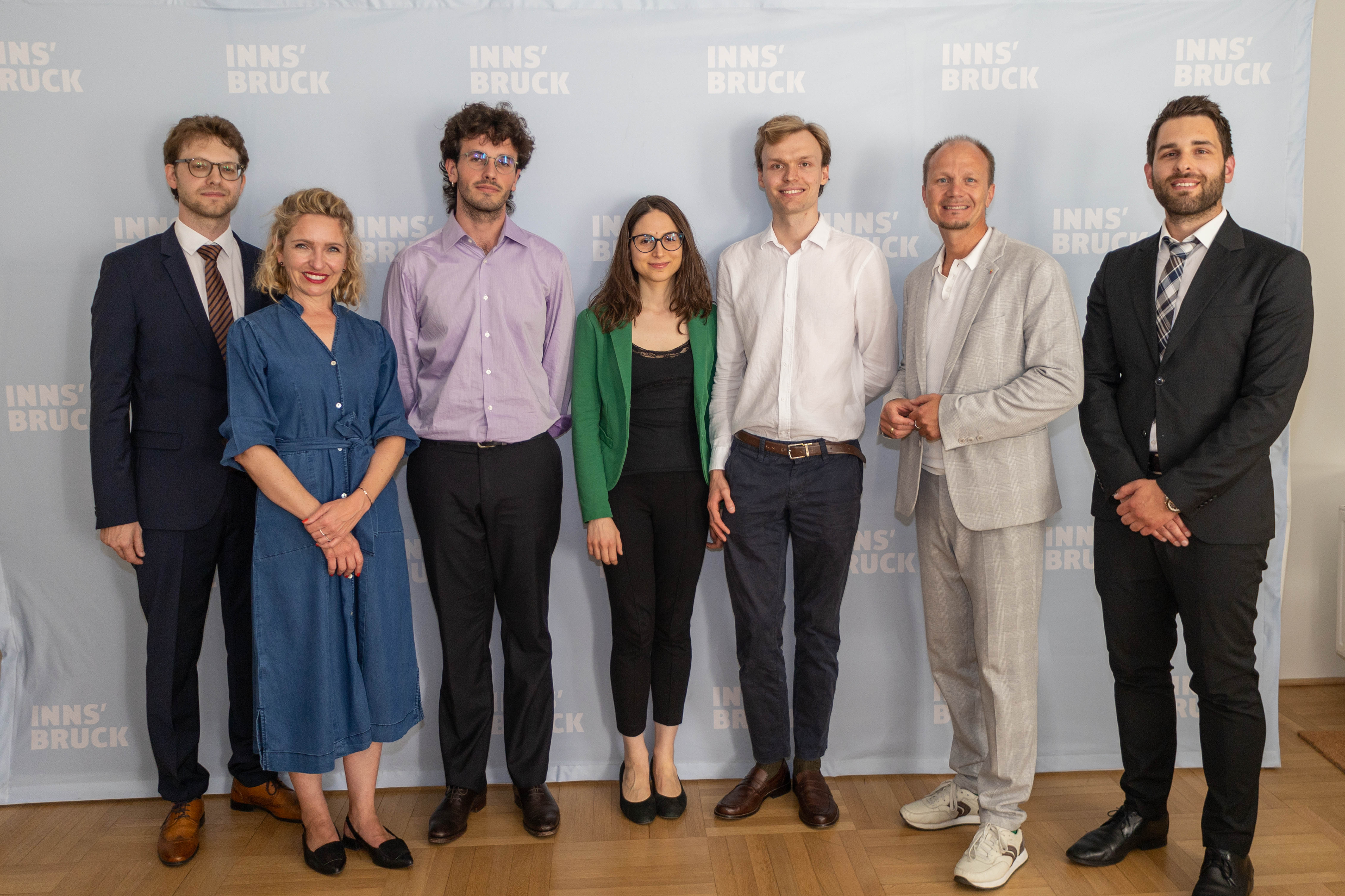 (v.l.n.r.) Wettbewerbsleiter Michael Schöch, Kulturamtsvorständin Isabelle Brandauer, die PreisträgerInnen Nadal Roig i Serralta (2. Platz), Giulia Ricci (2. Platz), Josef Laming (1. Platz), Bürgermeister Johannes Anzengruber und Wettbewerbsleiter Elias Praxmarer bei der Verkündung der GewinnerInnen des 21. Paul-Hofhaimer-Wettberwerbs im Innsbrucker Stadtarchiv.