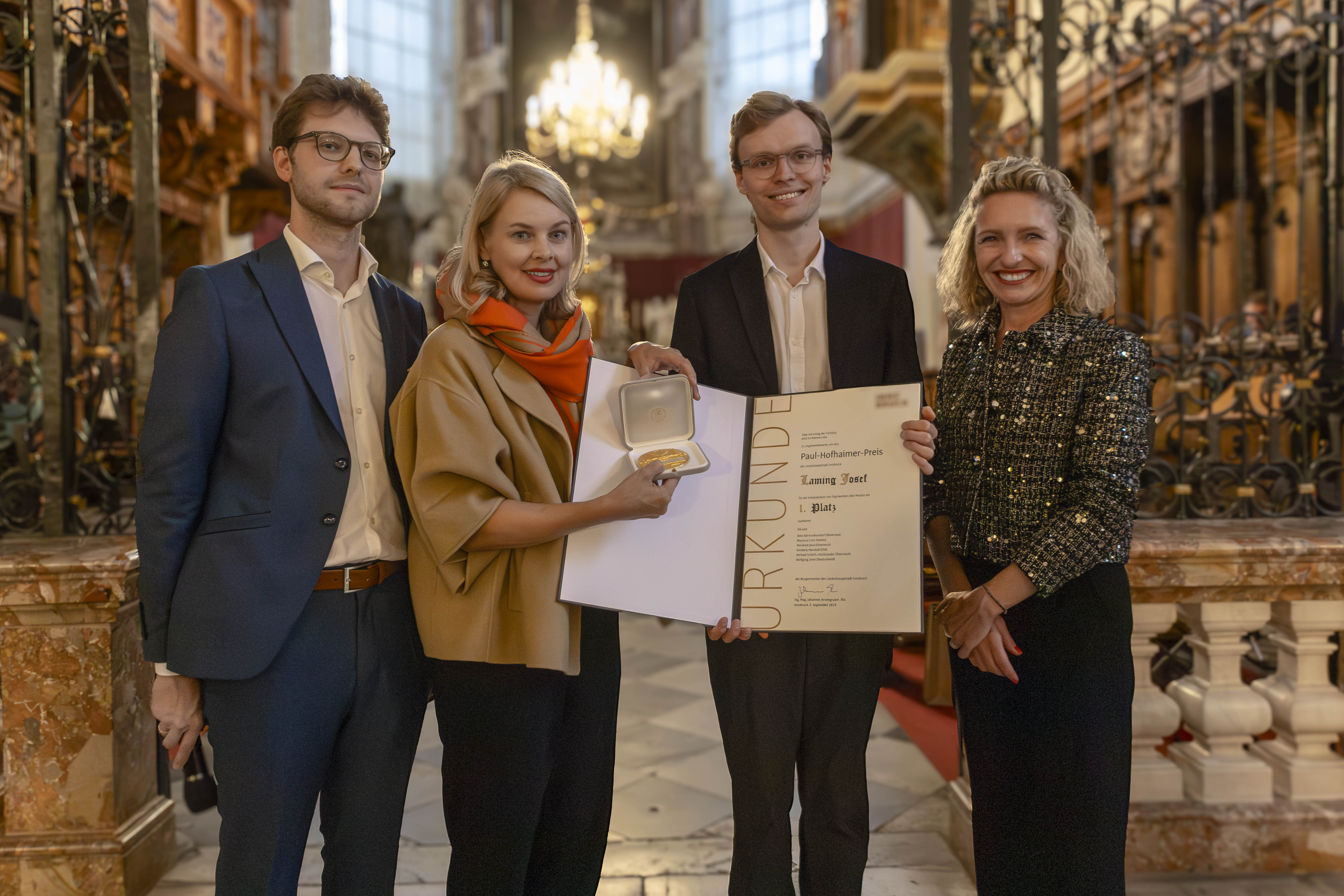 Josef Laming aus Großbritannien gewann den renommierten 21. Paul-Hofhaimer-Preis. Mit ihm freuen sich (v. l.) Juryvorsitzender Michael Schöch, Vizebürgermeisterin Elisabeth Mayr und Kulturamtsleiterin Isabelle Brandauer.