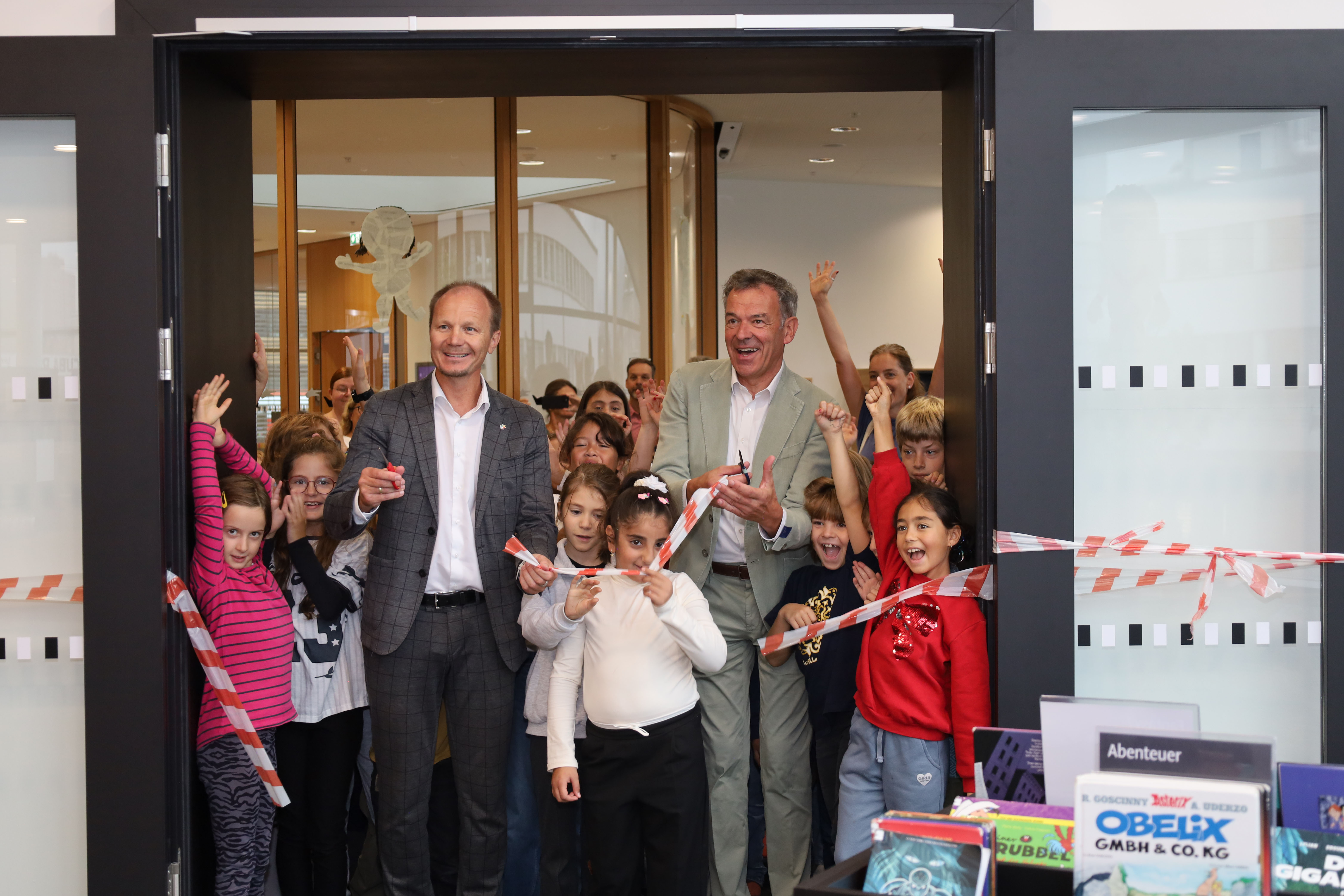 Willkommen in der Kinderbibliothek, Amraser Straße 2: Bürgermeister Johannes Anzengruber, Vizebgm. Georg Willi und die SchülerInnen der Volksschule Leitgeb I bei ihrem ersten gemeinsamen Besuch am 10. September.